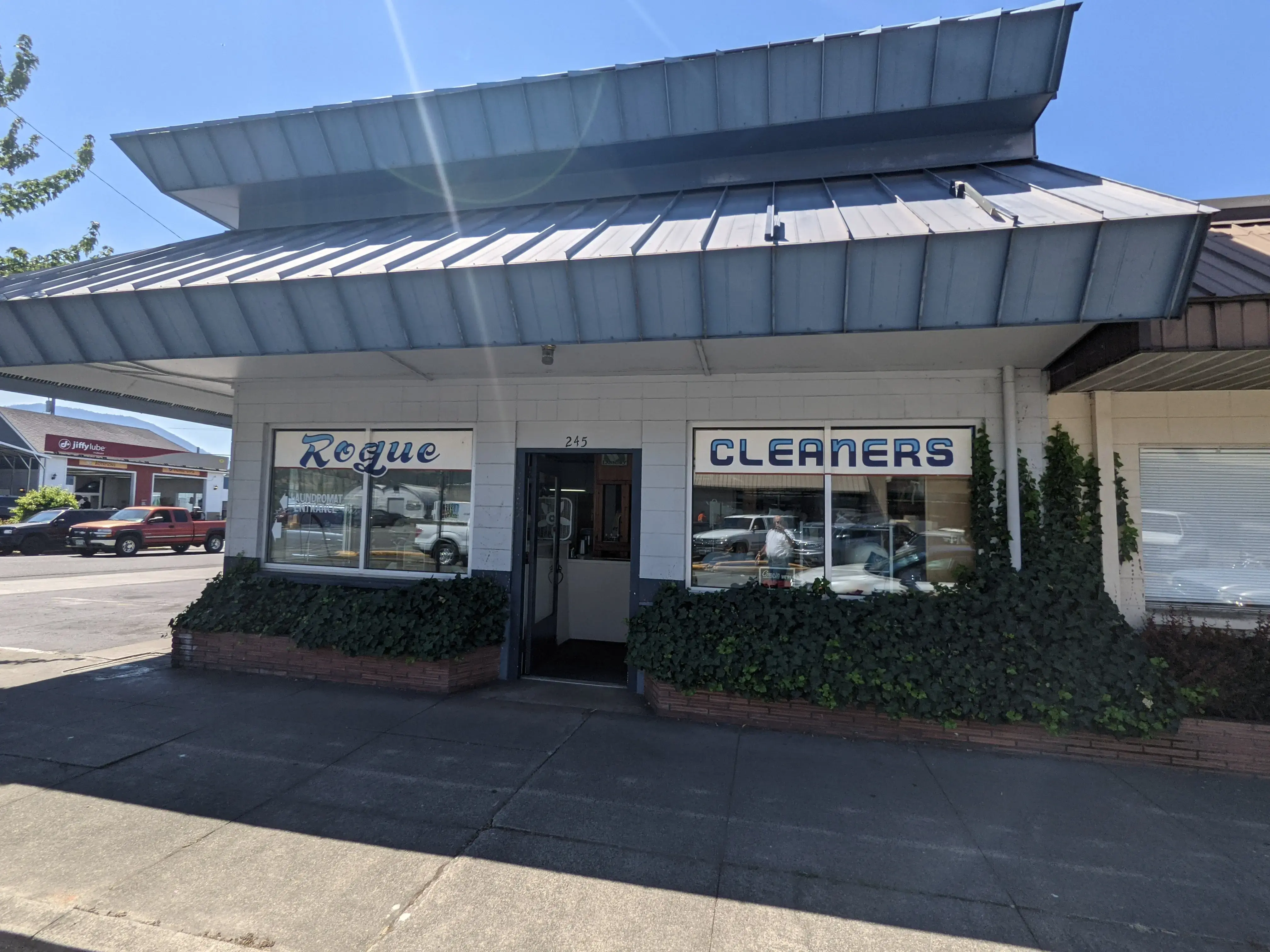 Rogue Cleaners & Laundromat thumbnail 4