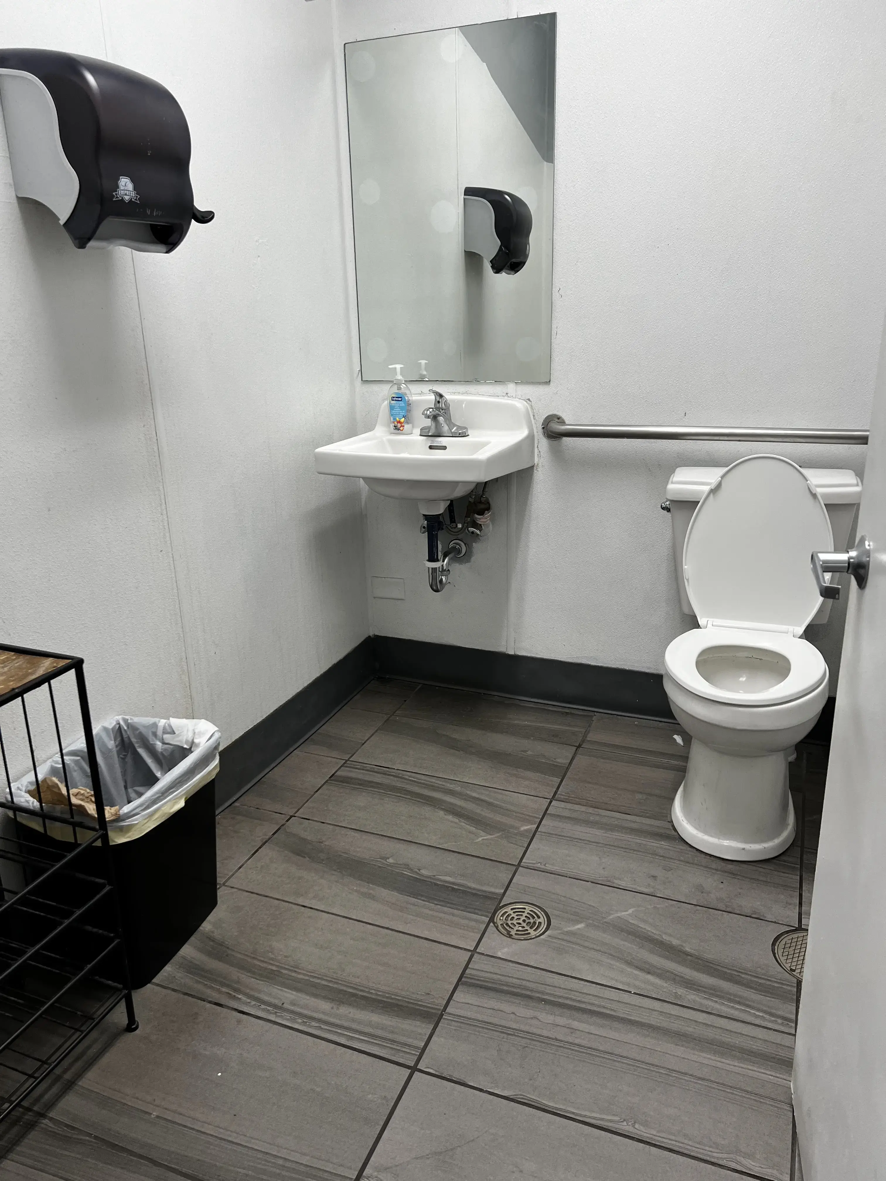 Rogy's Laundry & Dry Cleaning, LLC - Image 12