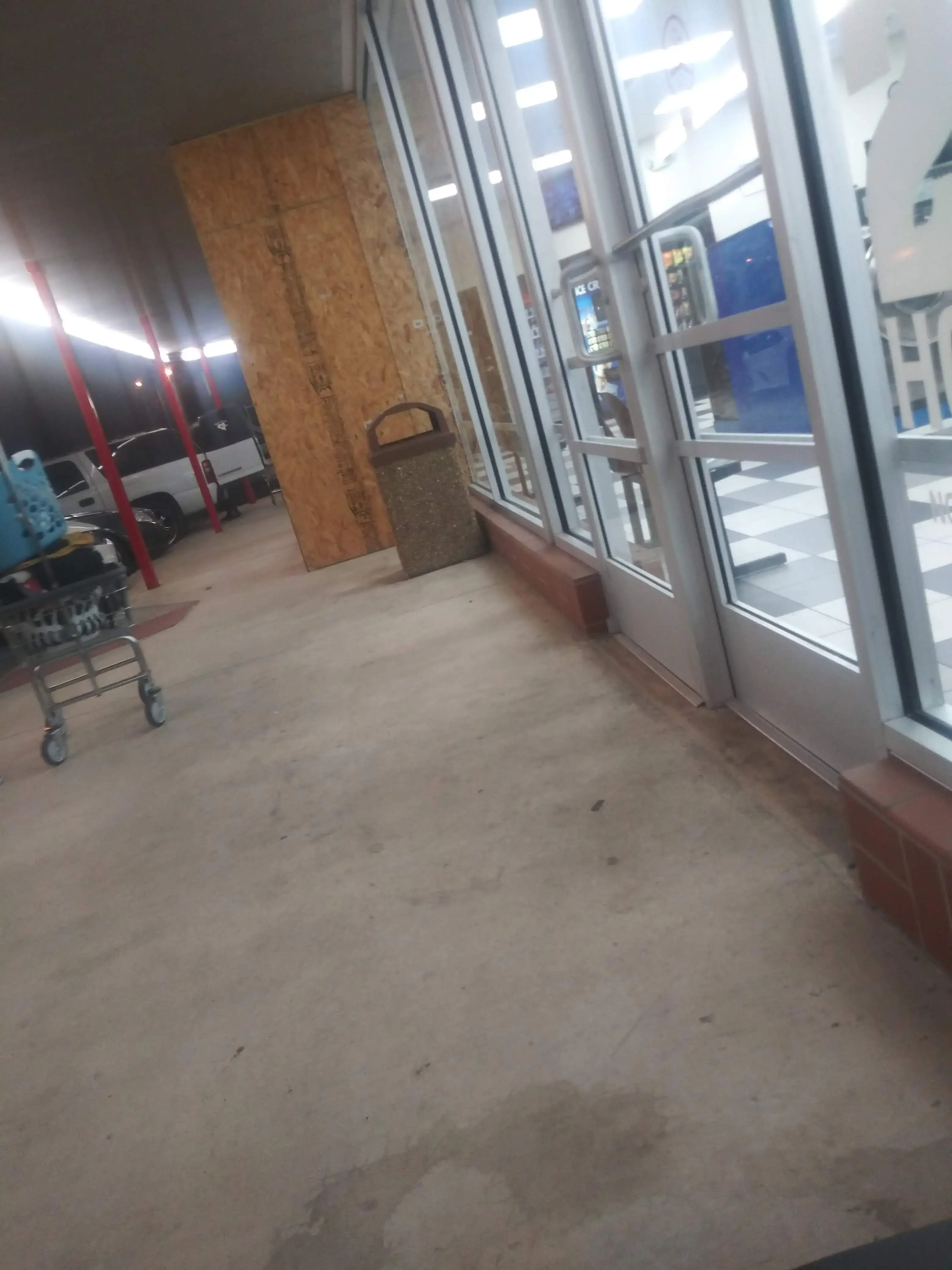 Roy's Wash-N-Dry - Image 19