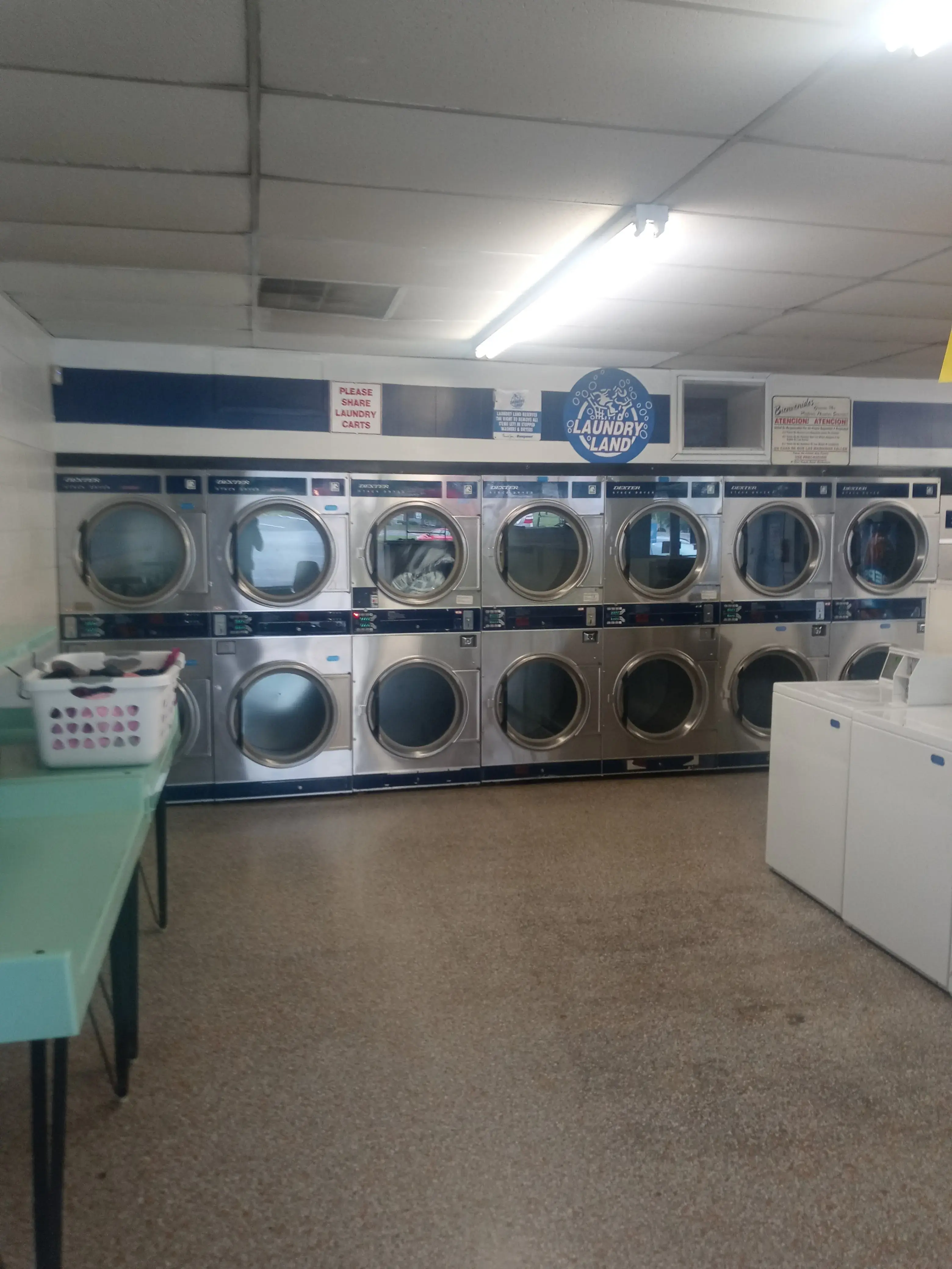 Salem Laundry Land Laundromat - Image 15