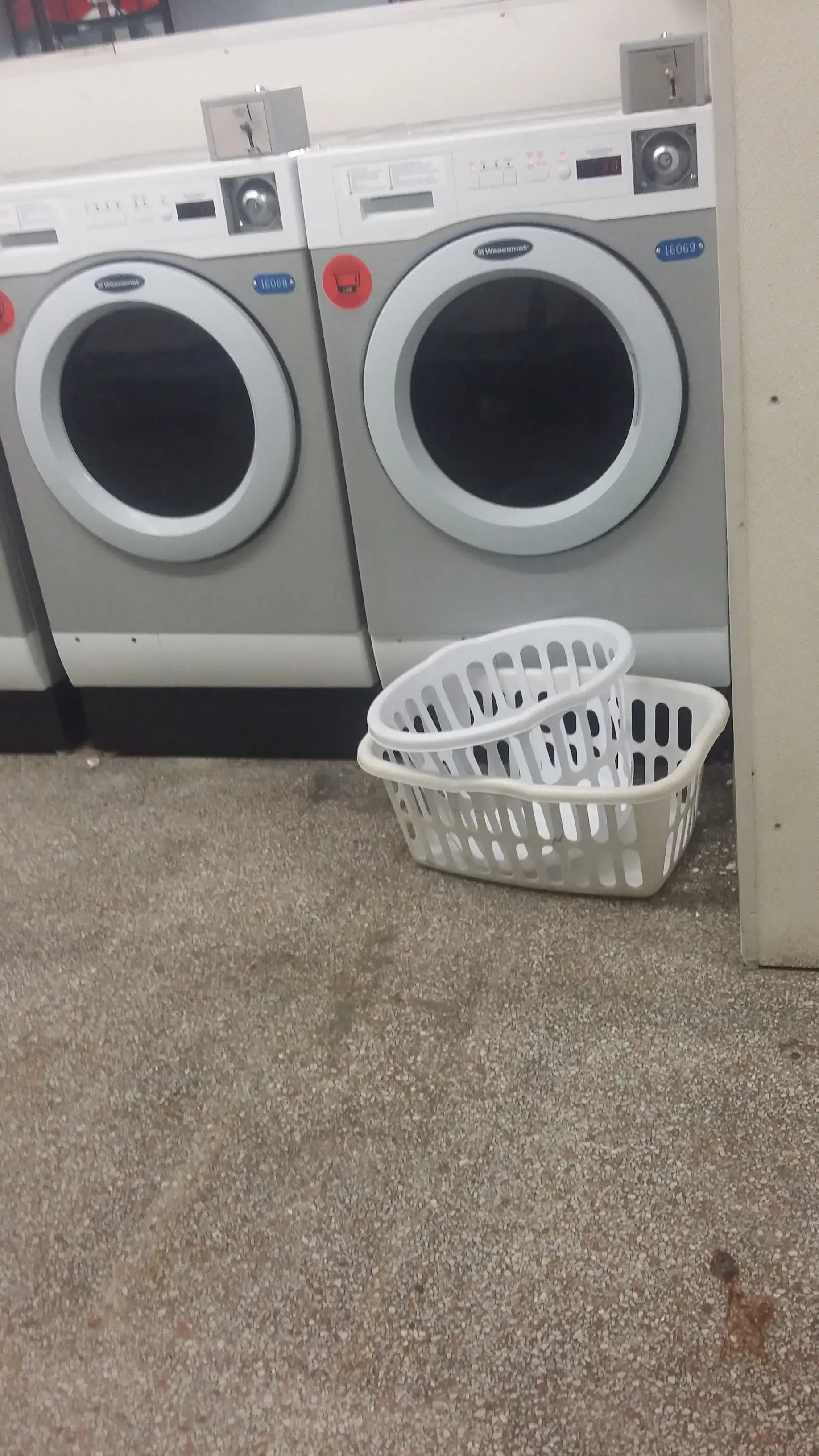 Salem Laundry Land Laundromat - Image 20