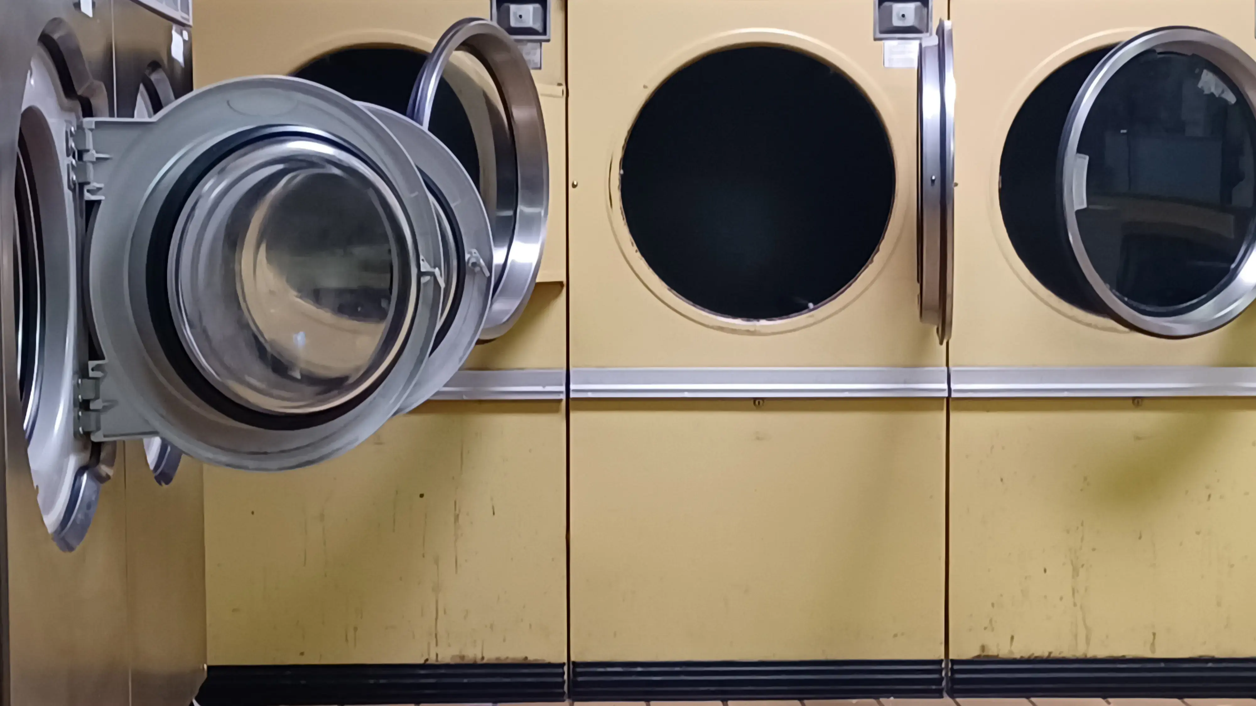 Salem's Laundry Basket & Dry Cleaners - Image 15