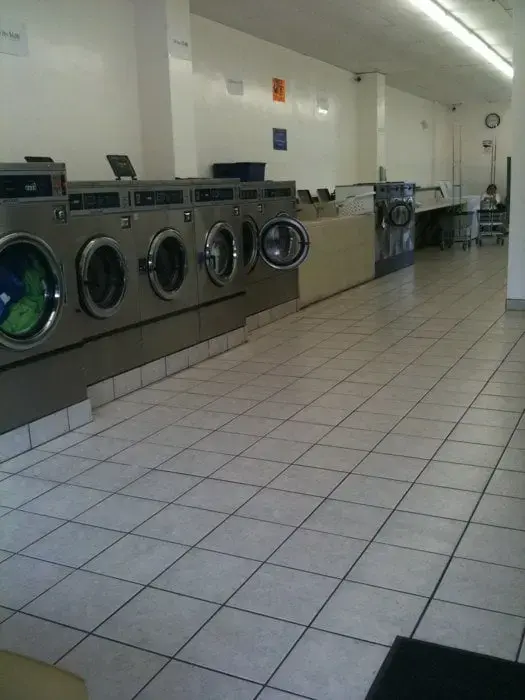 San Mateo Clothesline Laundromat - Image 13