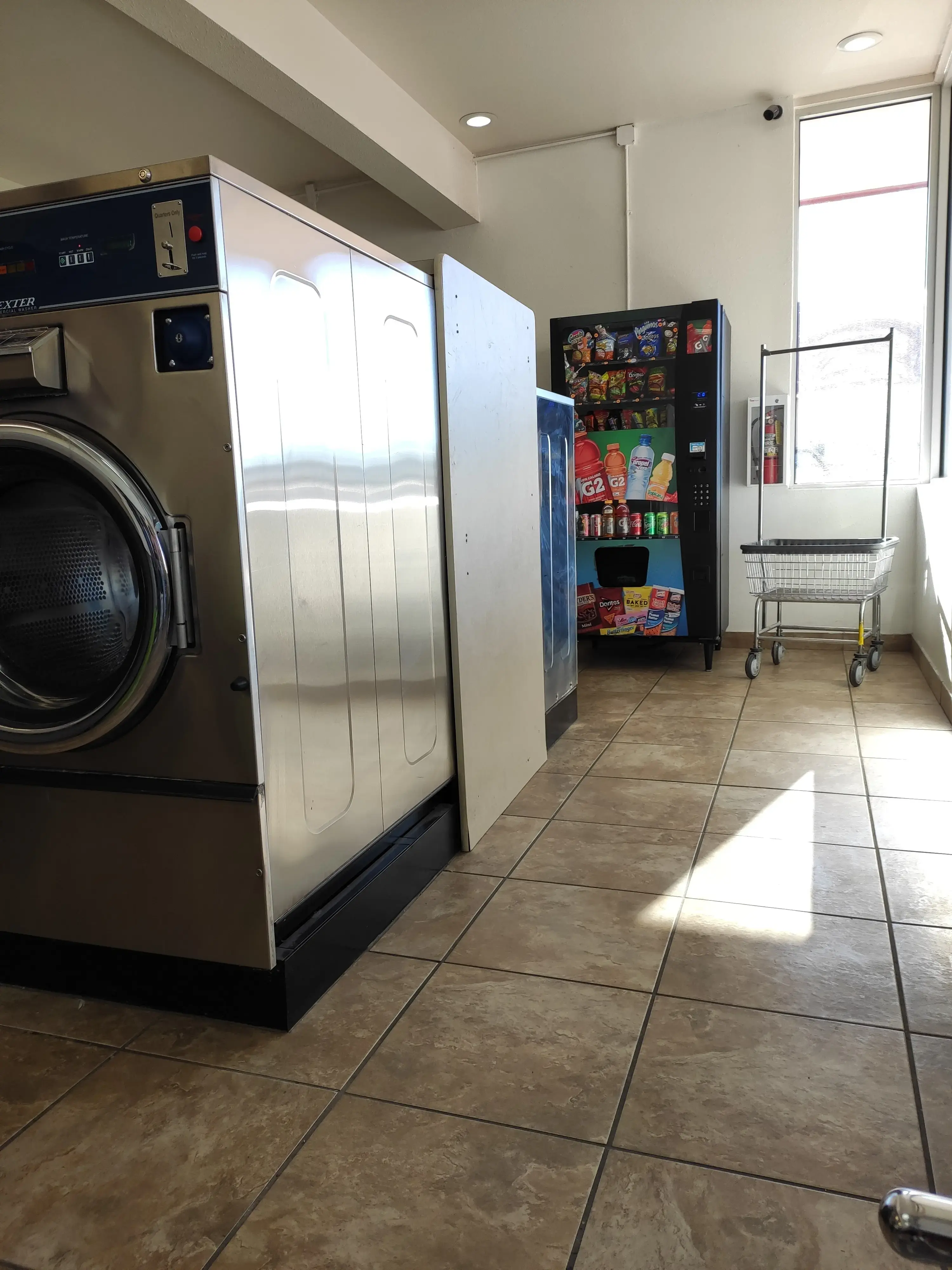 San Vicente Laundromat - Image 12