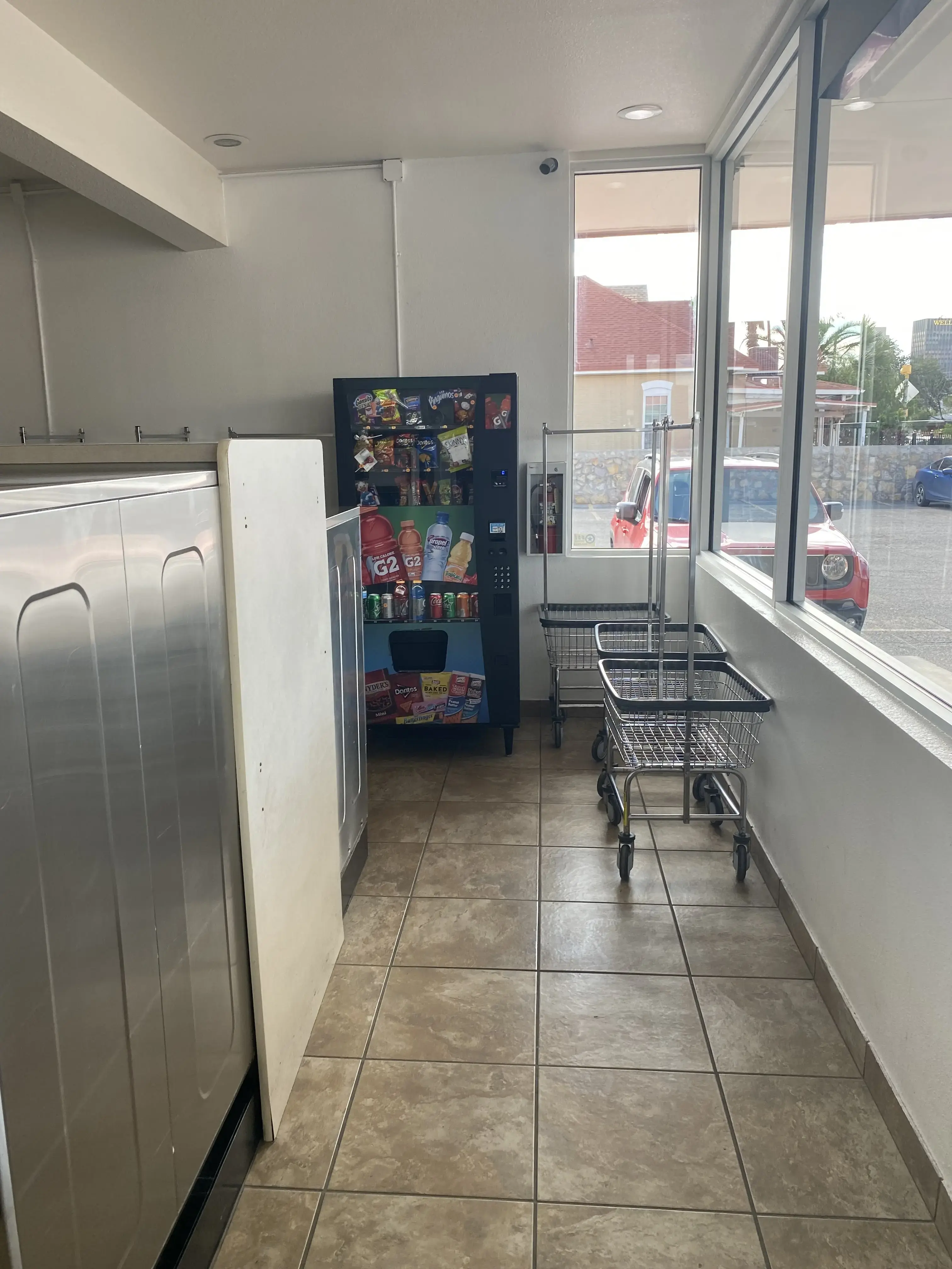 San Vicente Laundromat - Image 20