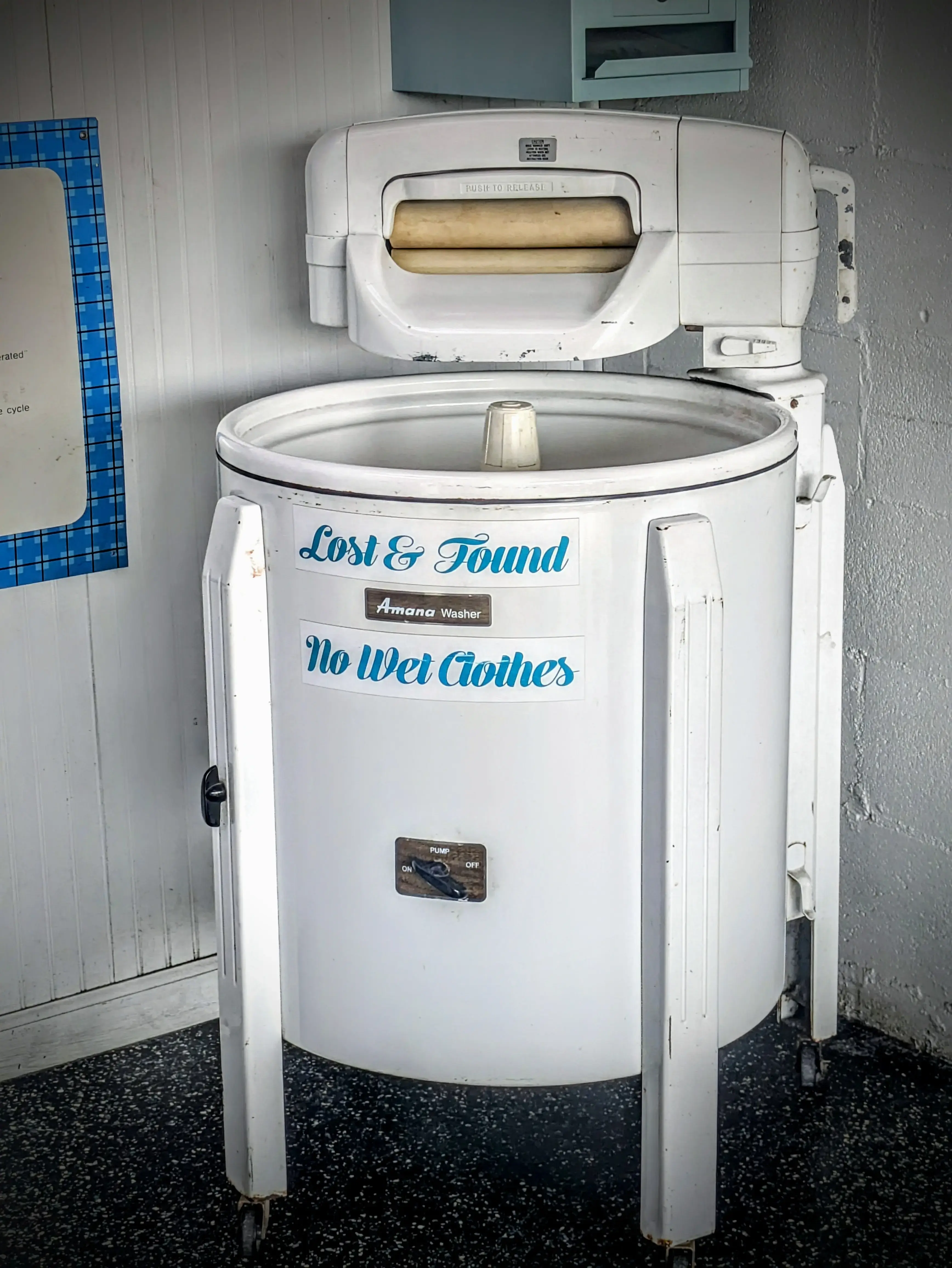 Sandarellas Coin Laundry - Image 9