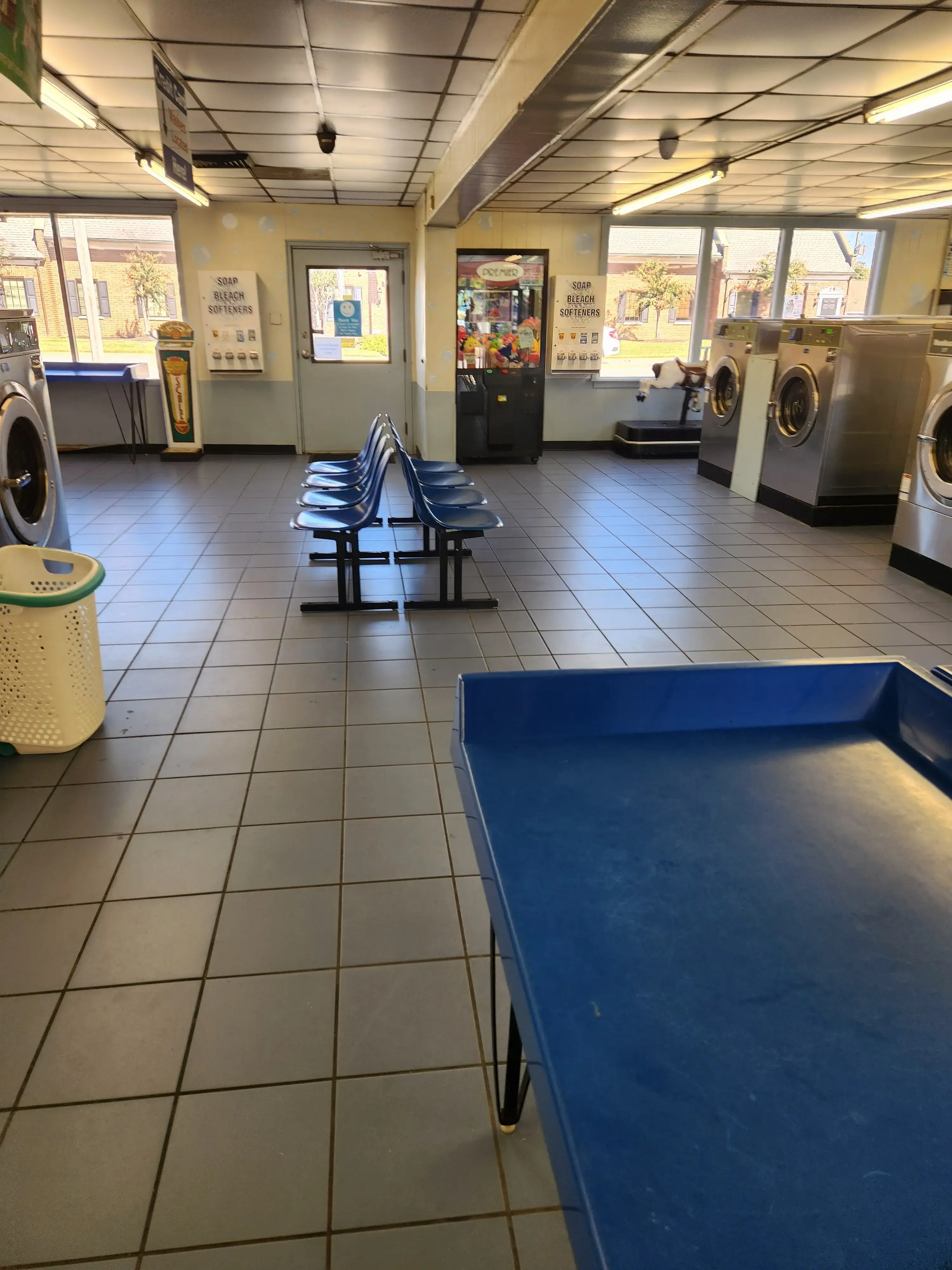 Sandston Laundry Land Laundromat - Image 12