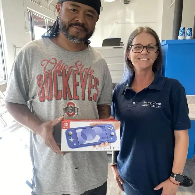 Sandy Creek Laundromat and Wash Dry Fold Laundry Service - Image 20