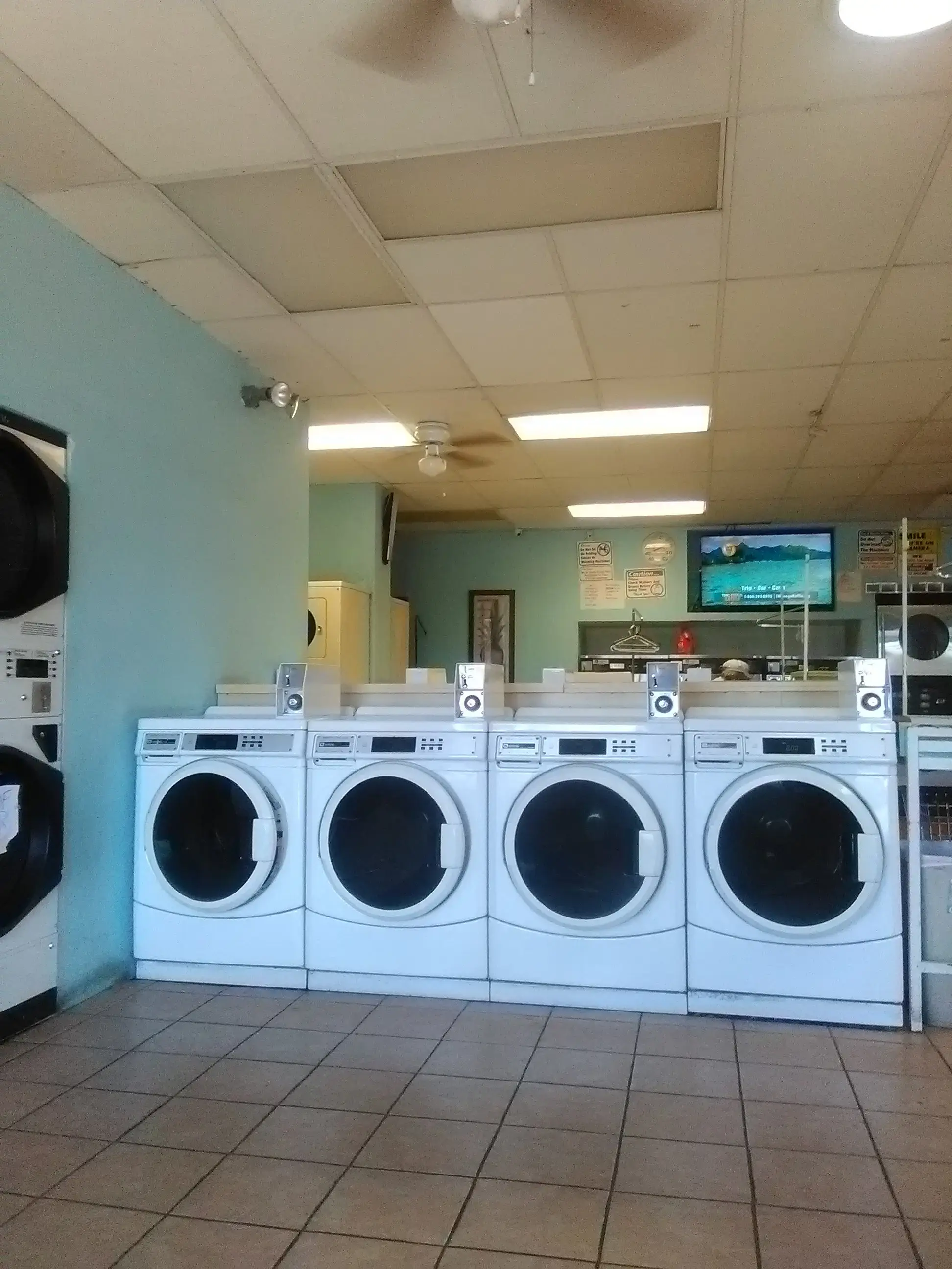 Santa Rita Suds Laundromat - Image 13