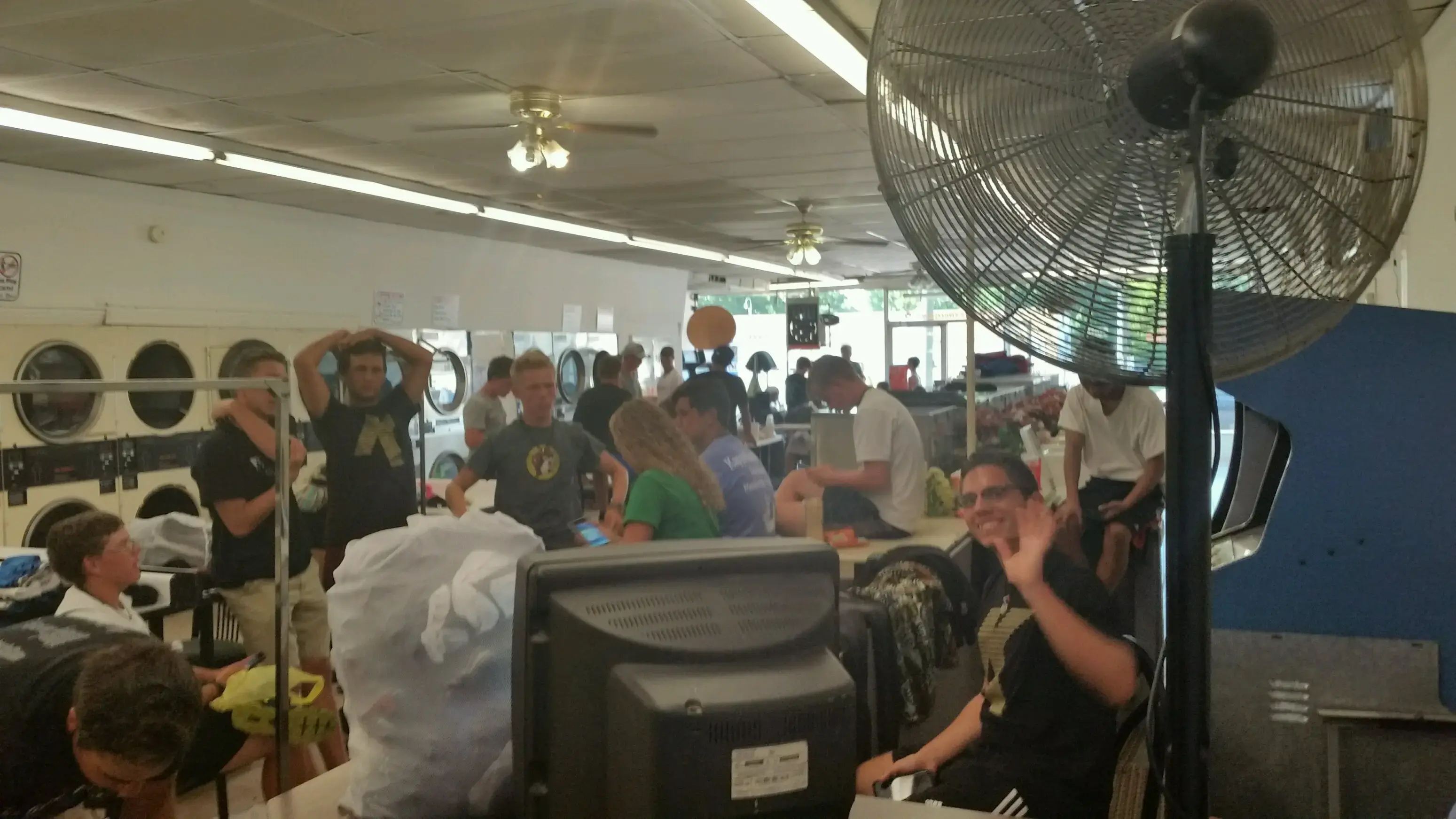 Scrubbing Bubbles Coin Laundry thumbnail 5