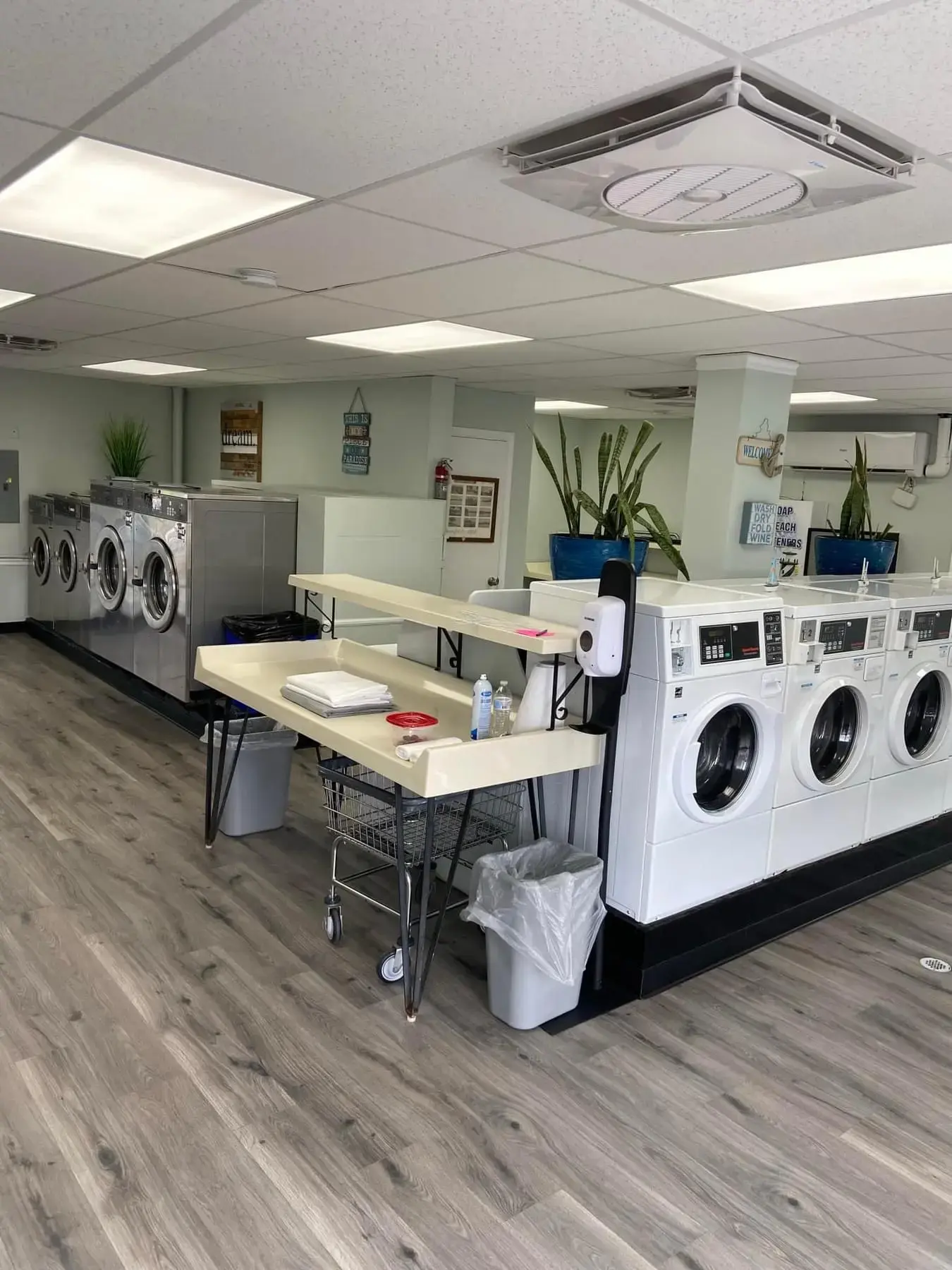 Sea suds laundromat - Image 1