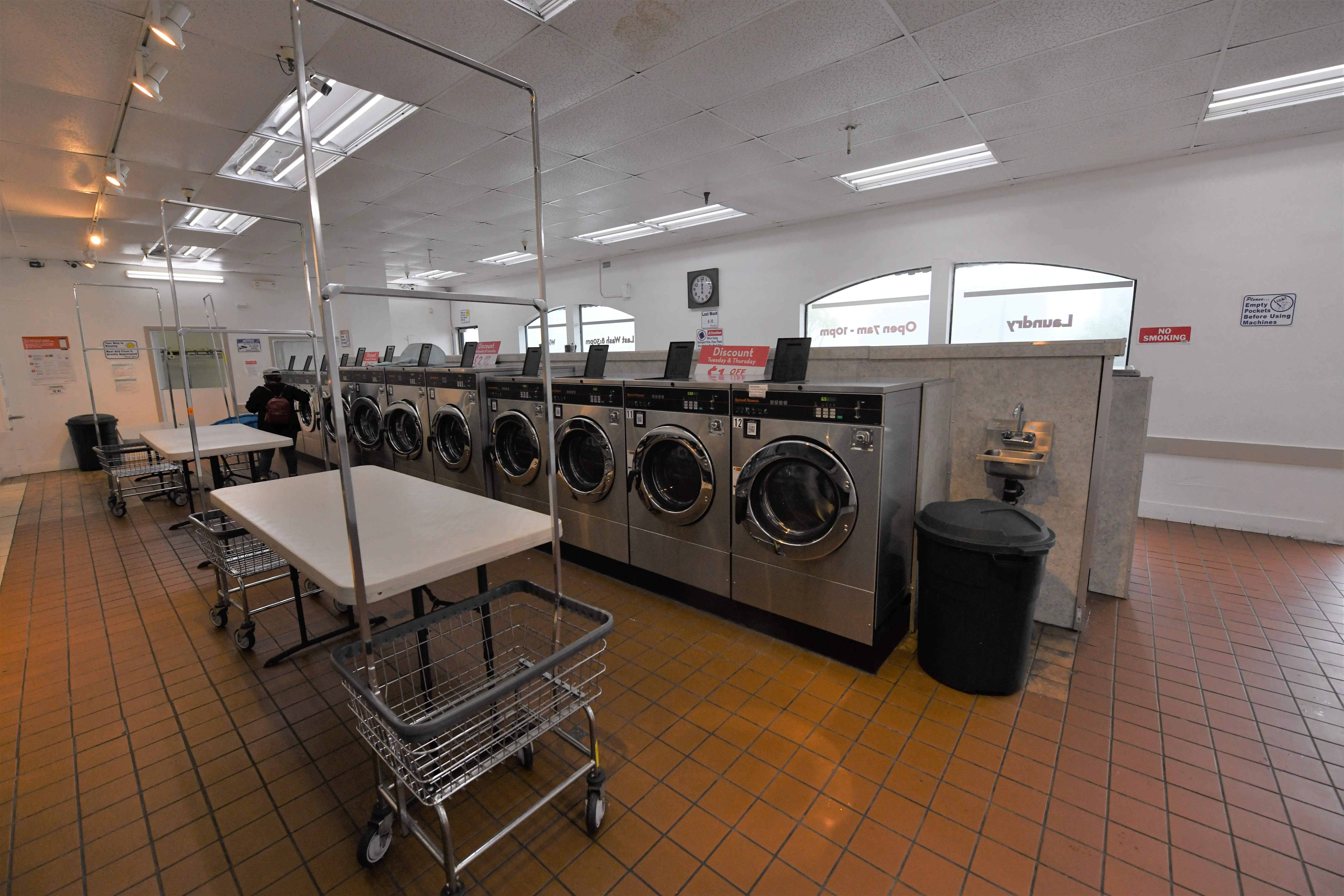 Seabreeze Laundry - Pacifica Laundromat - Image 12