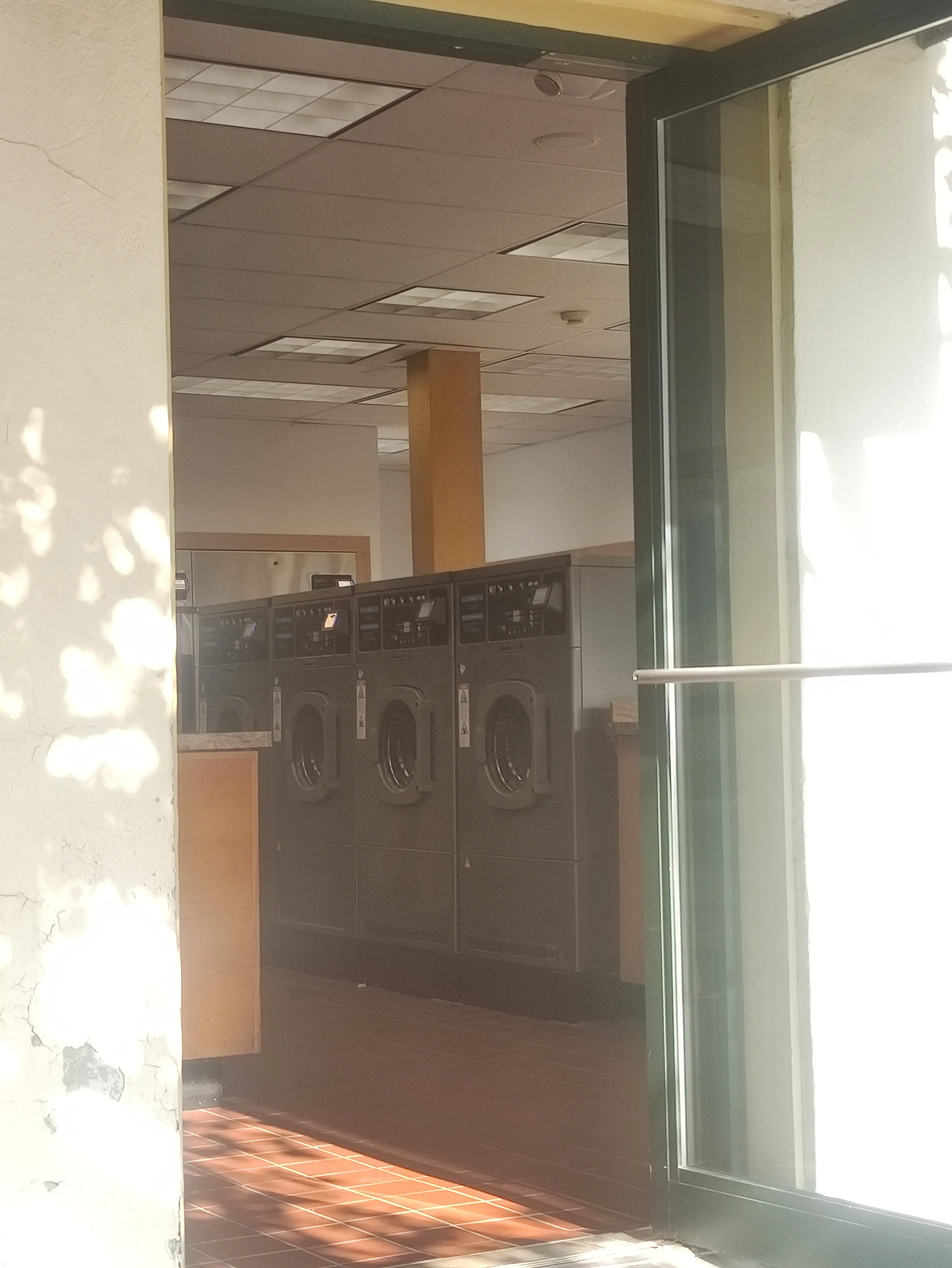Seavey Street Laundromat - Image 6