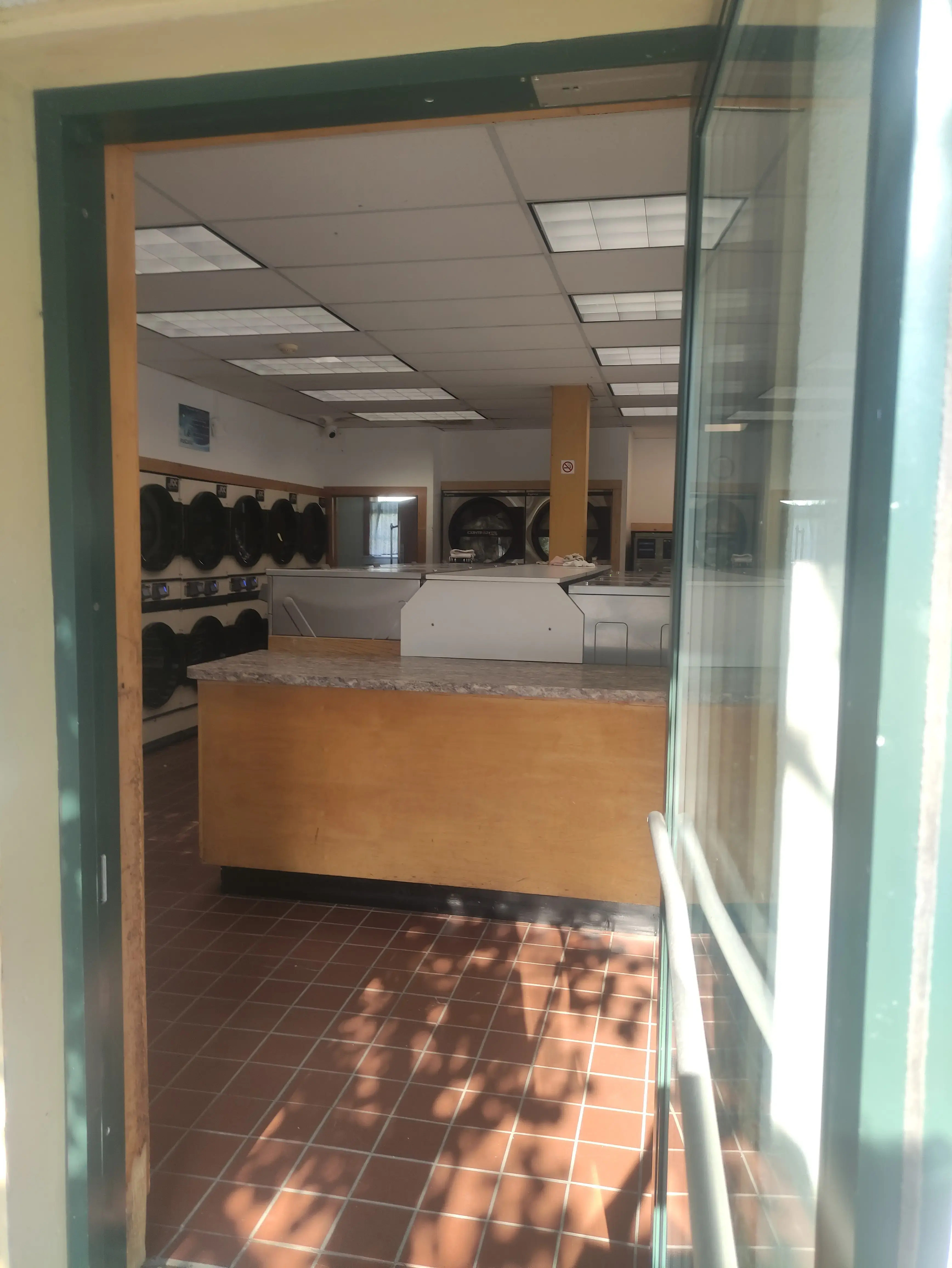 Seavey Street Laundromat - Image 5