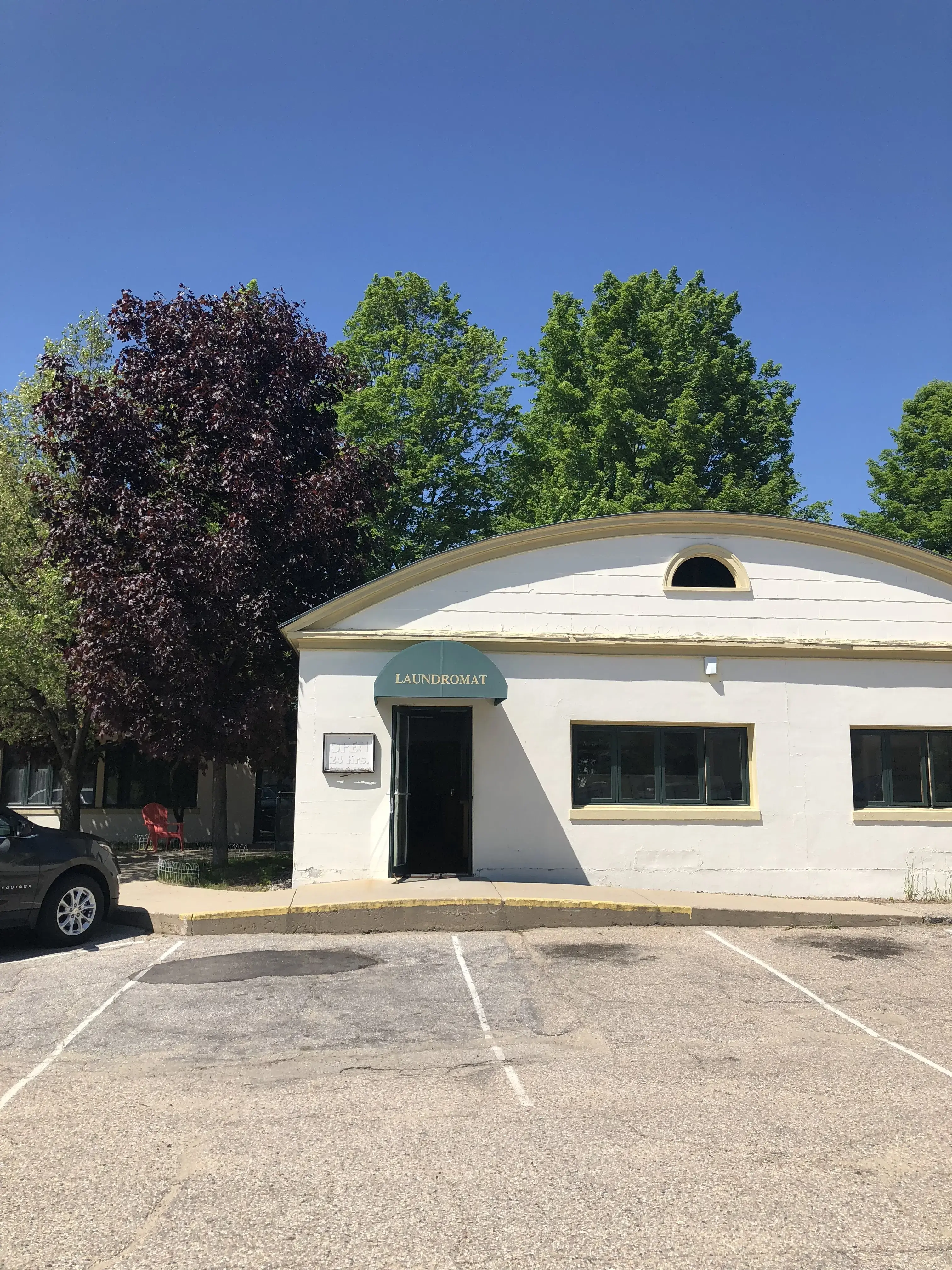 Seavey Street Laundromat - Image 10