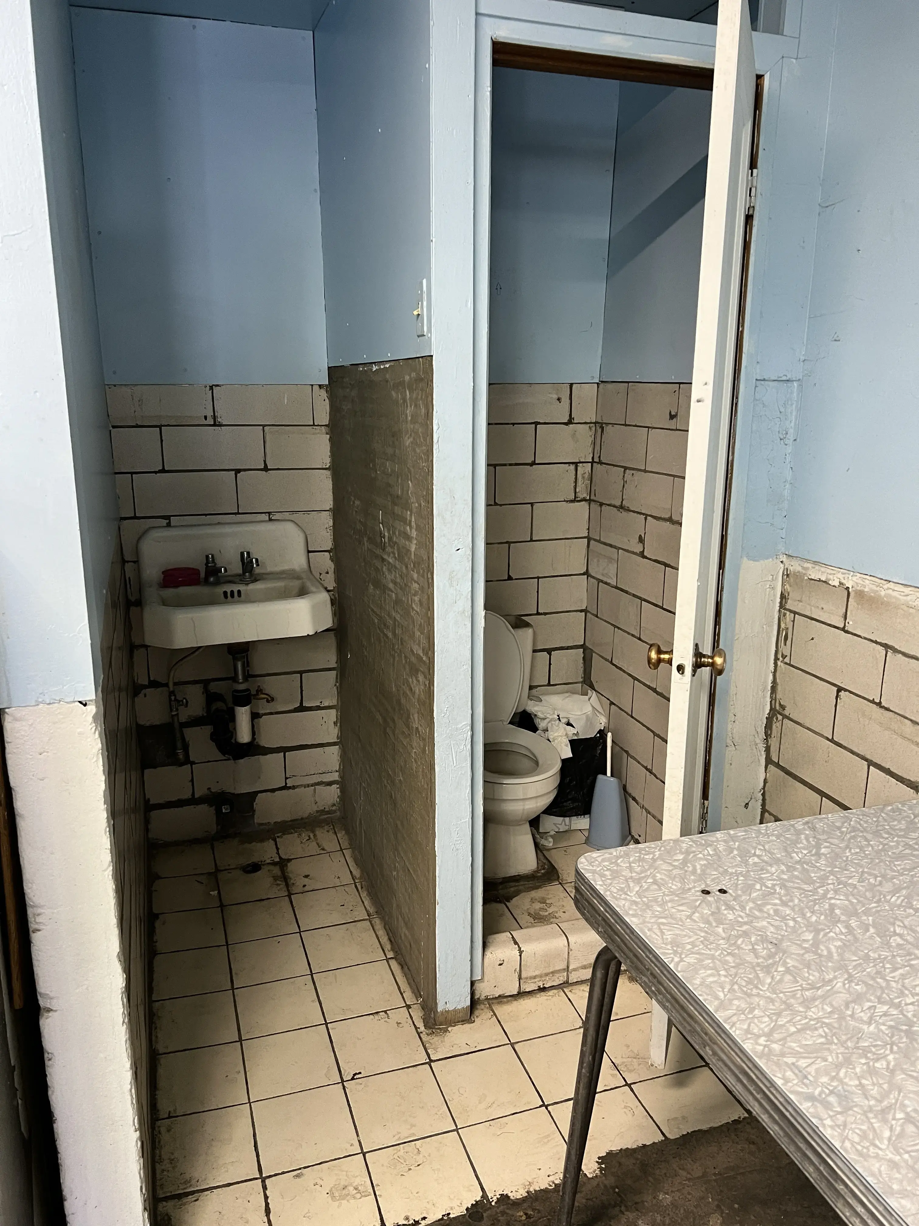 Selah Dry Cleaners & Laundry thumbnail 3