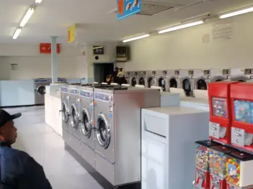 Seymore Drive Coin Laundry - Image 5