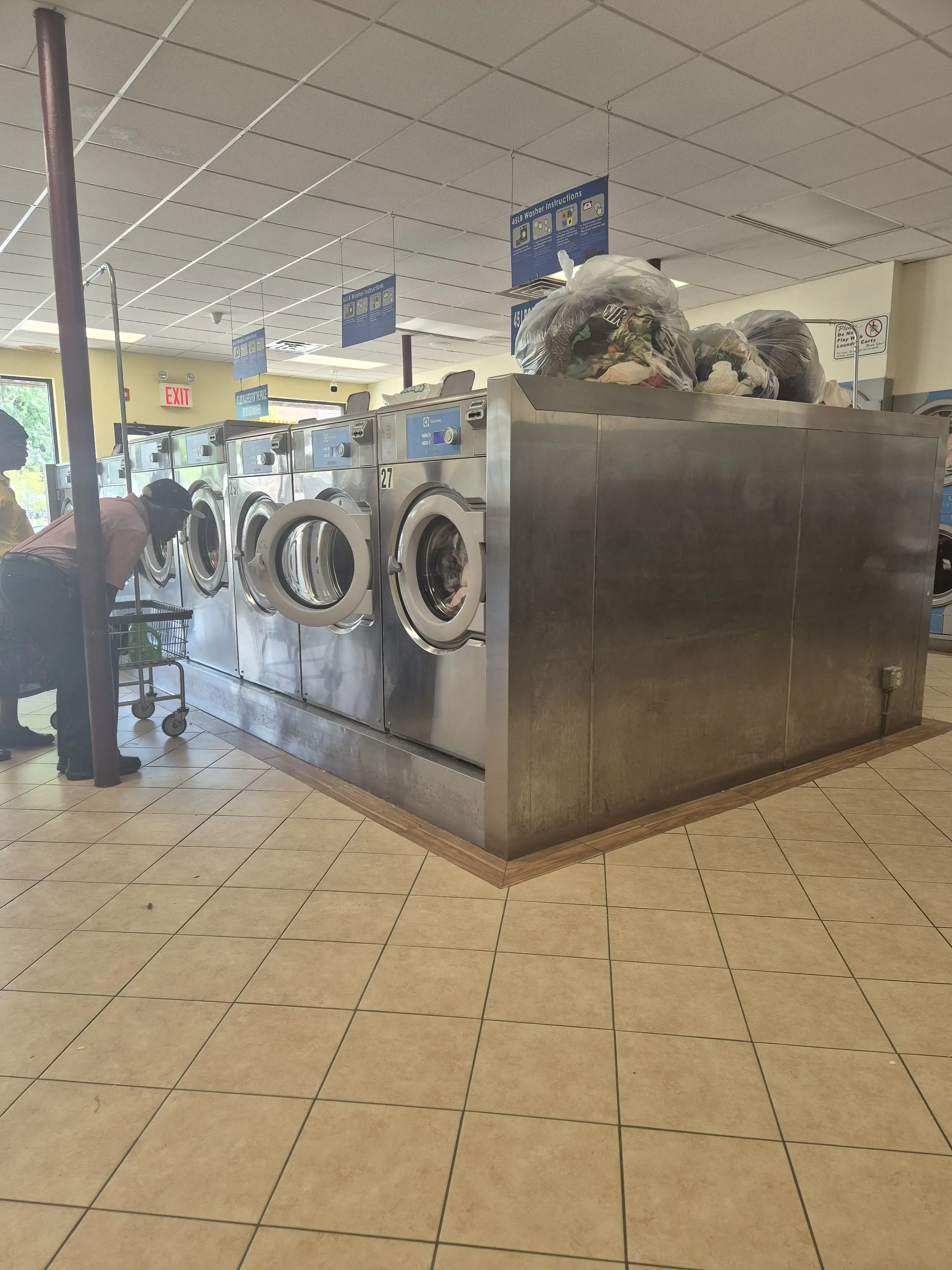Shine Laundromat thumbnail 8