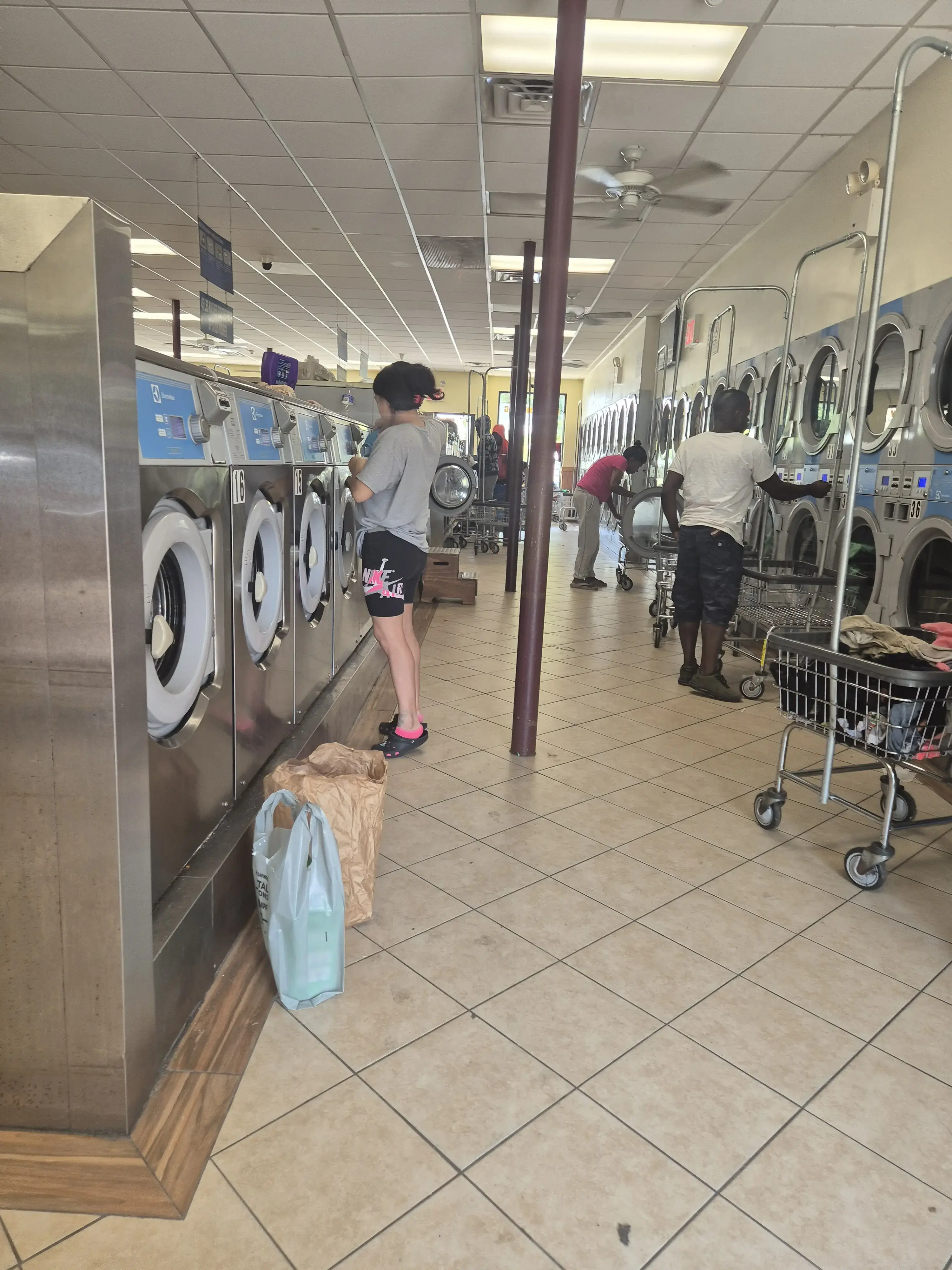 Shine Laundromat - Image 2