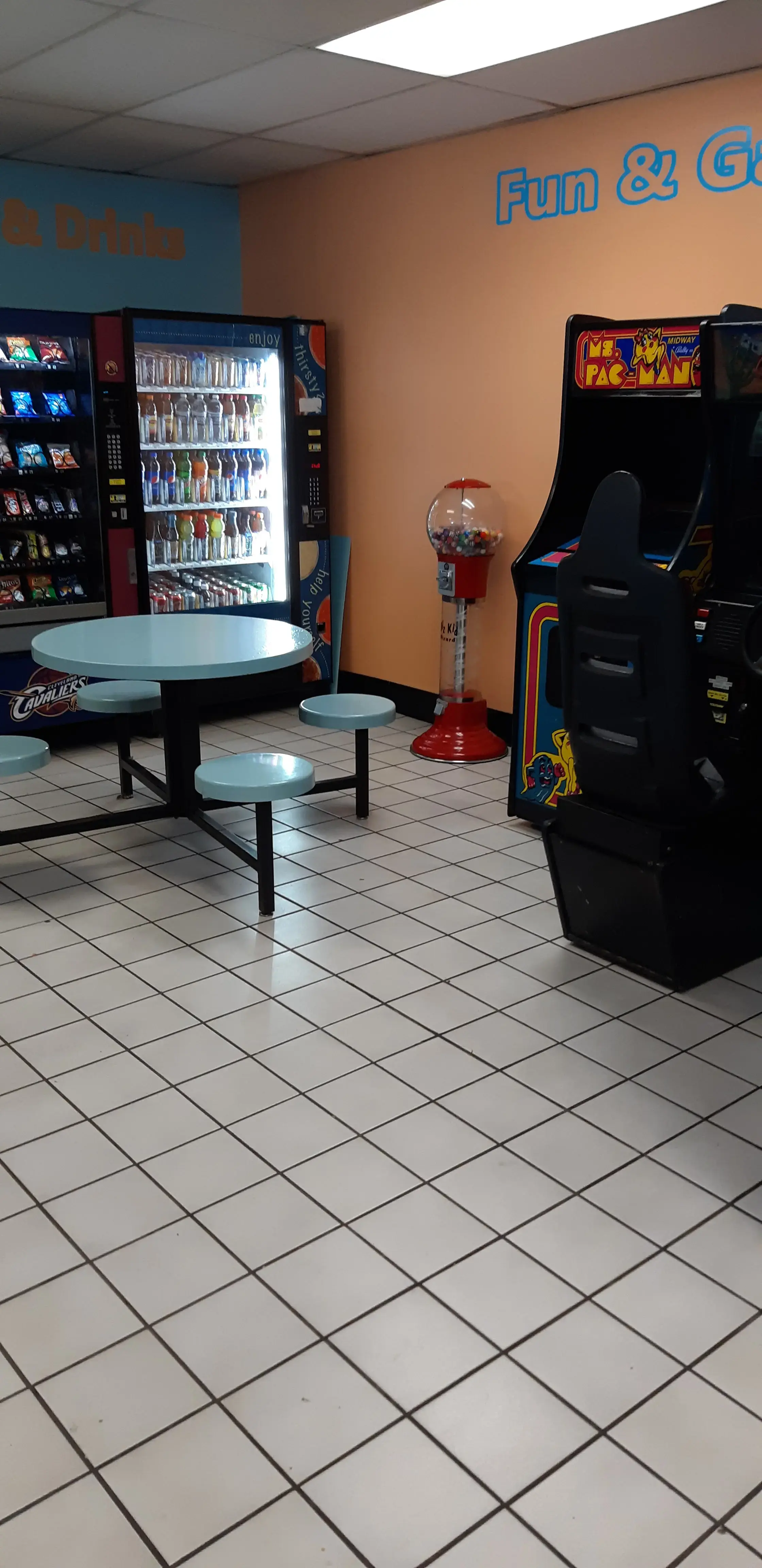 Shore Center Laundry - Image 19