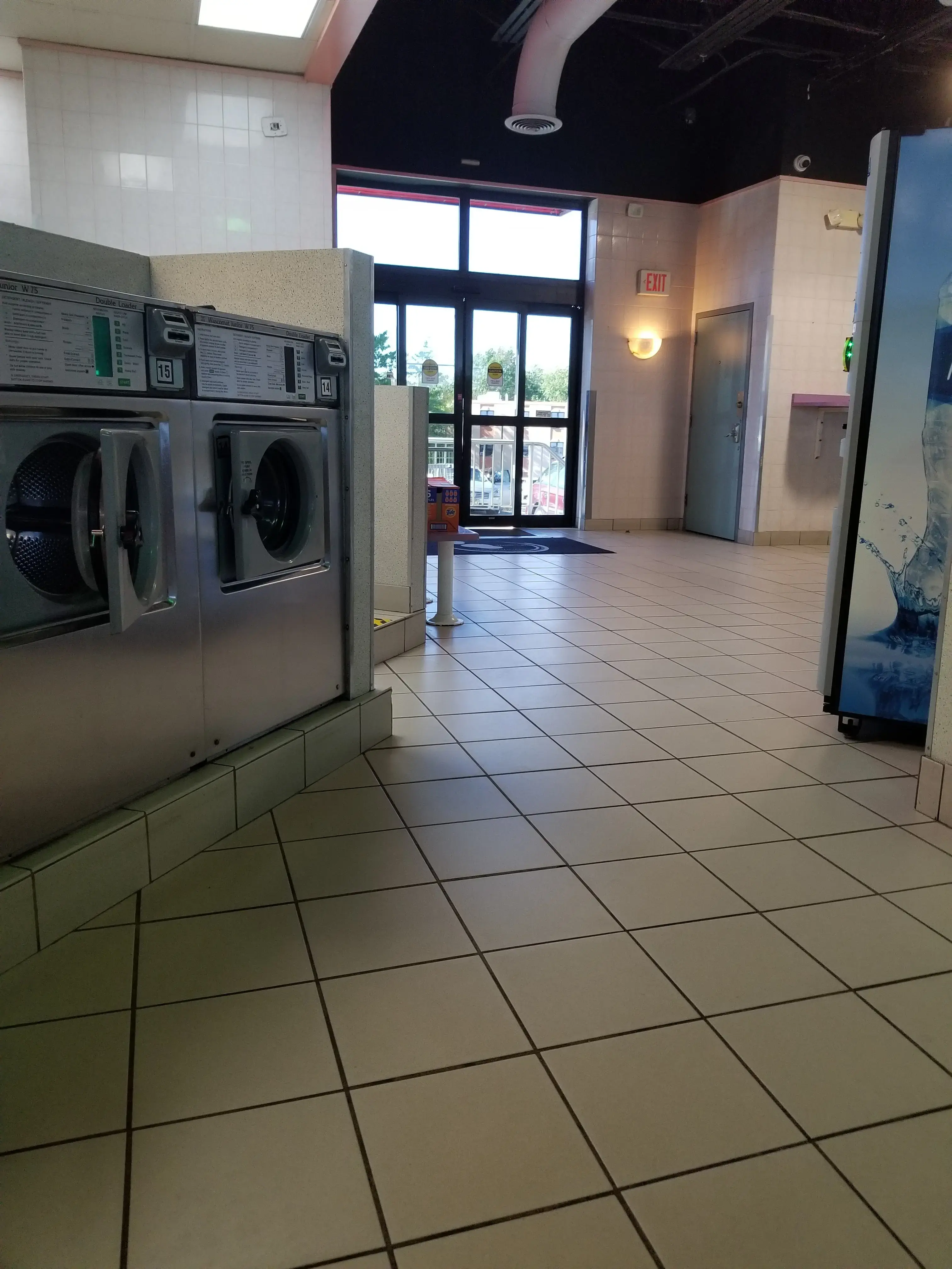 Showcase Laundromat - Image 8