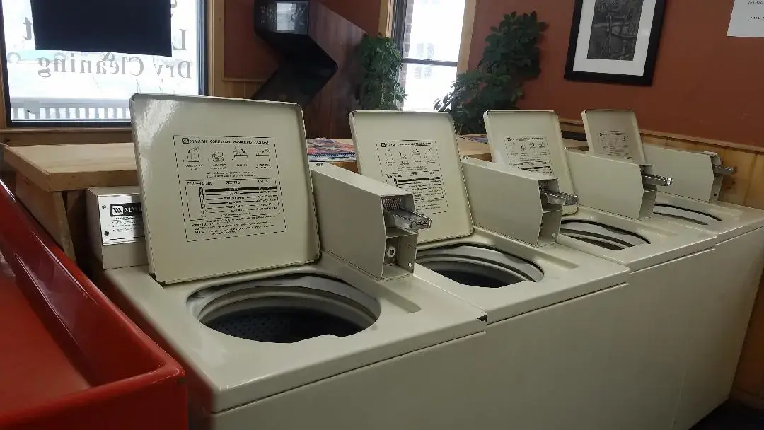 Side Street Laundromat - Image 9