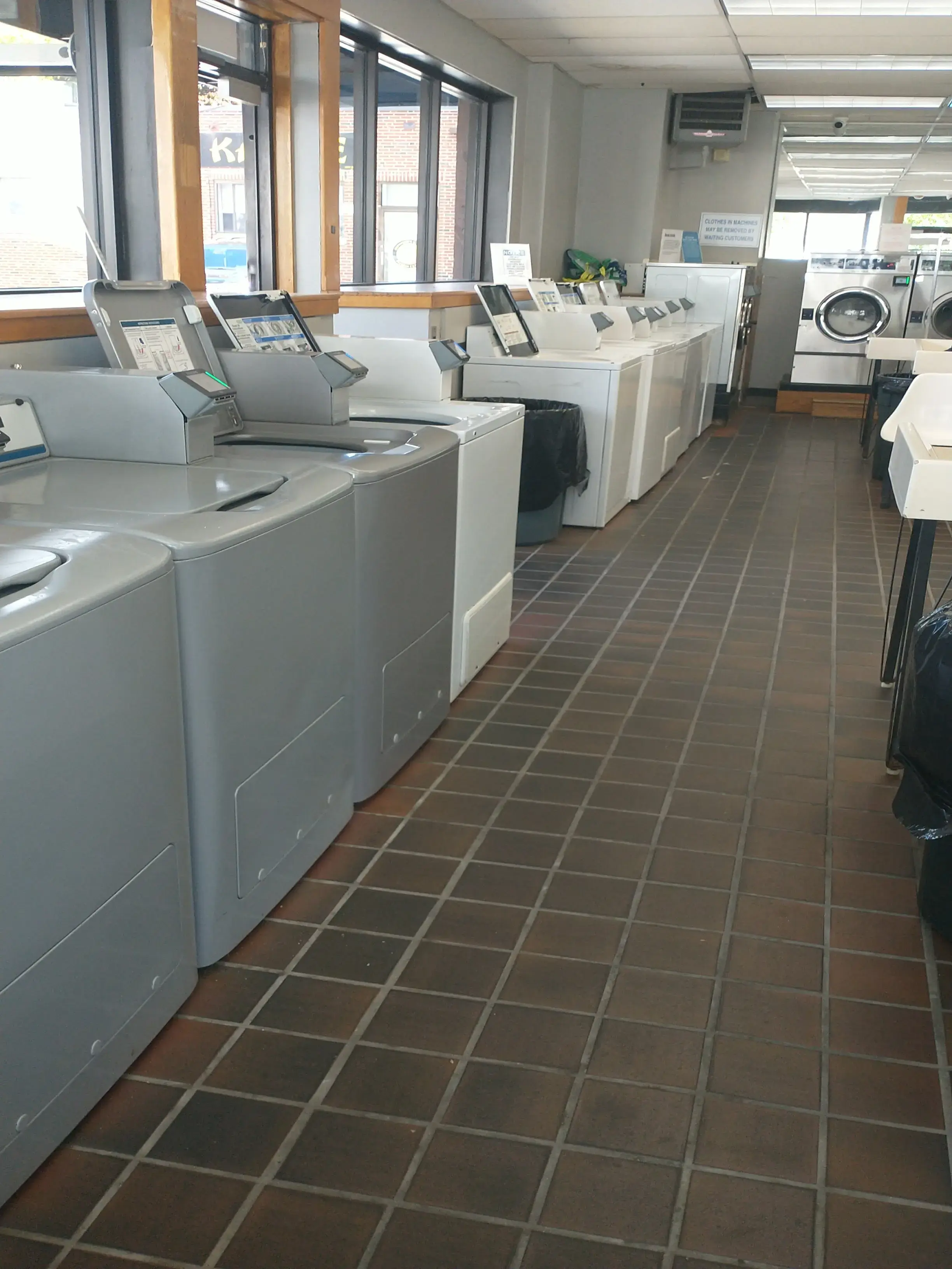 Silver Lake Laundromat - Image 2