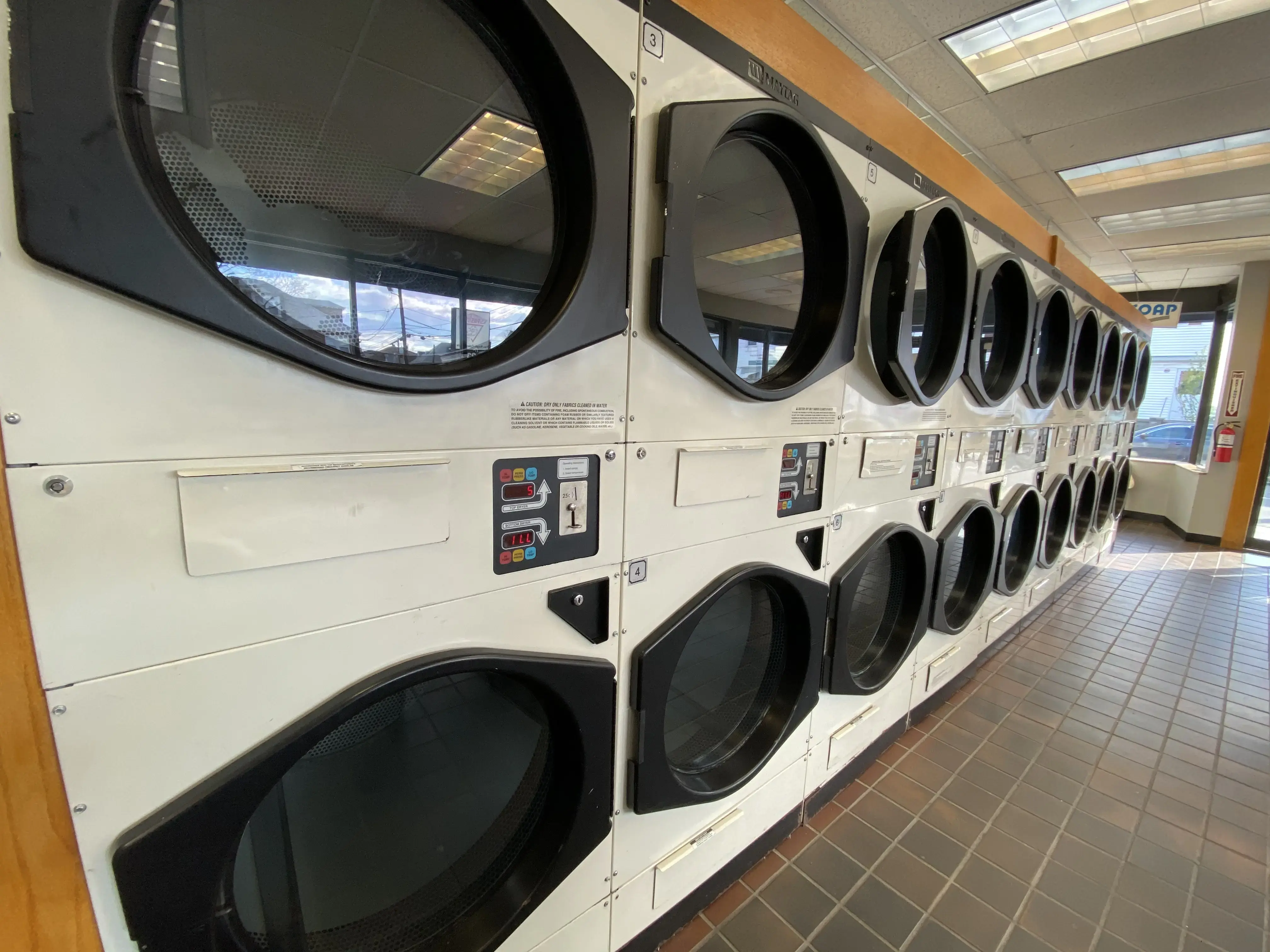 Silver Lake Laundromat - Image 4