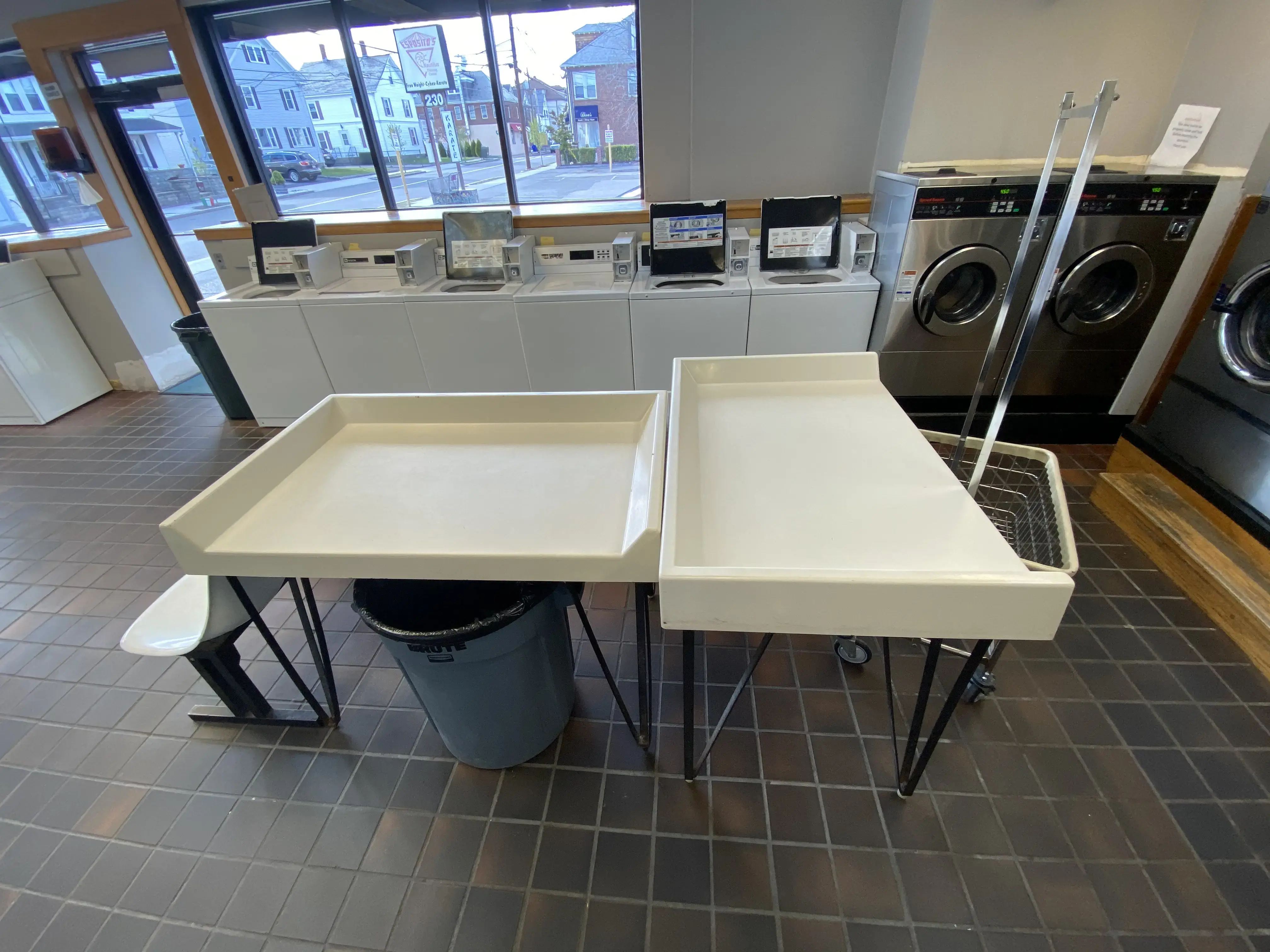 Silver Lake Laundromat - Image 14