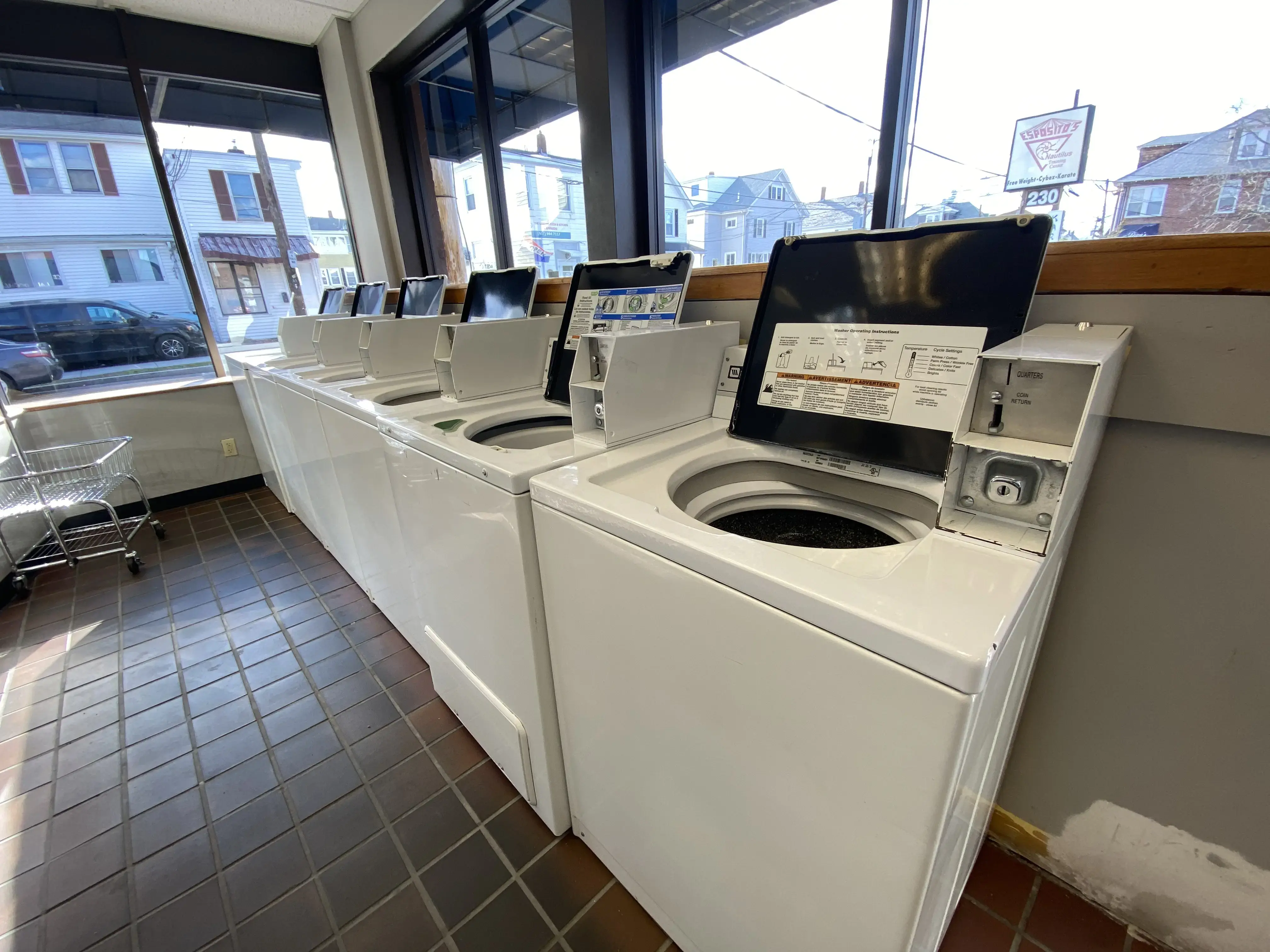 Silver Lake Laundromat - Image 15