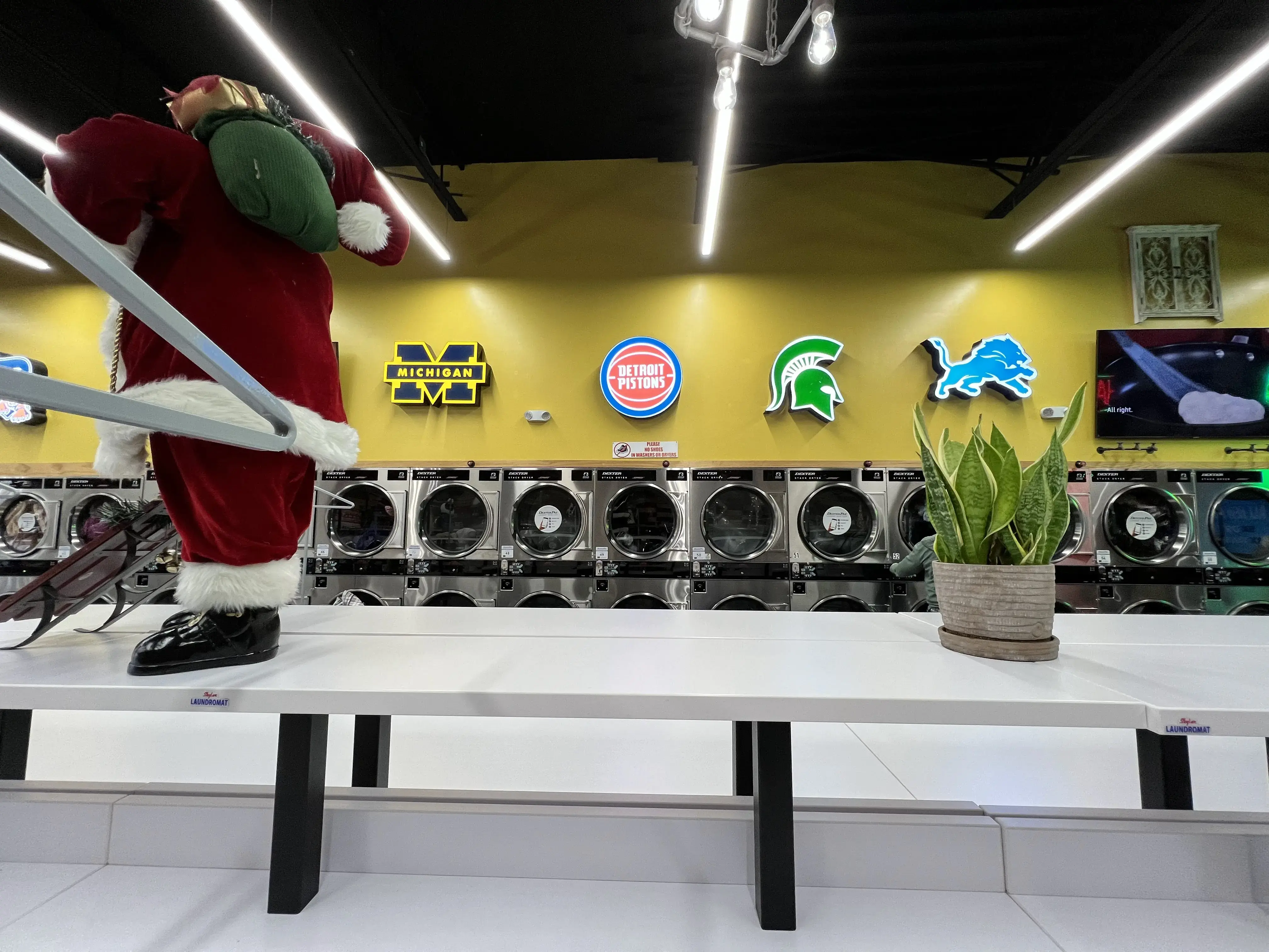 Skylar Laundromat (Madison Heights) - Image 16