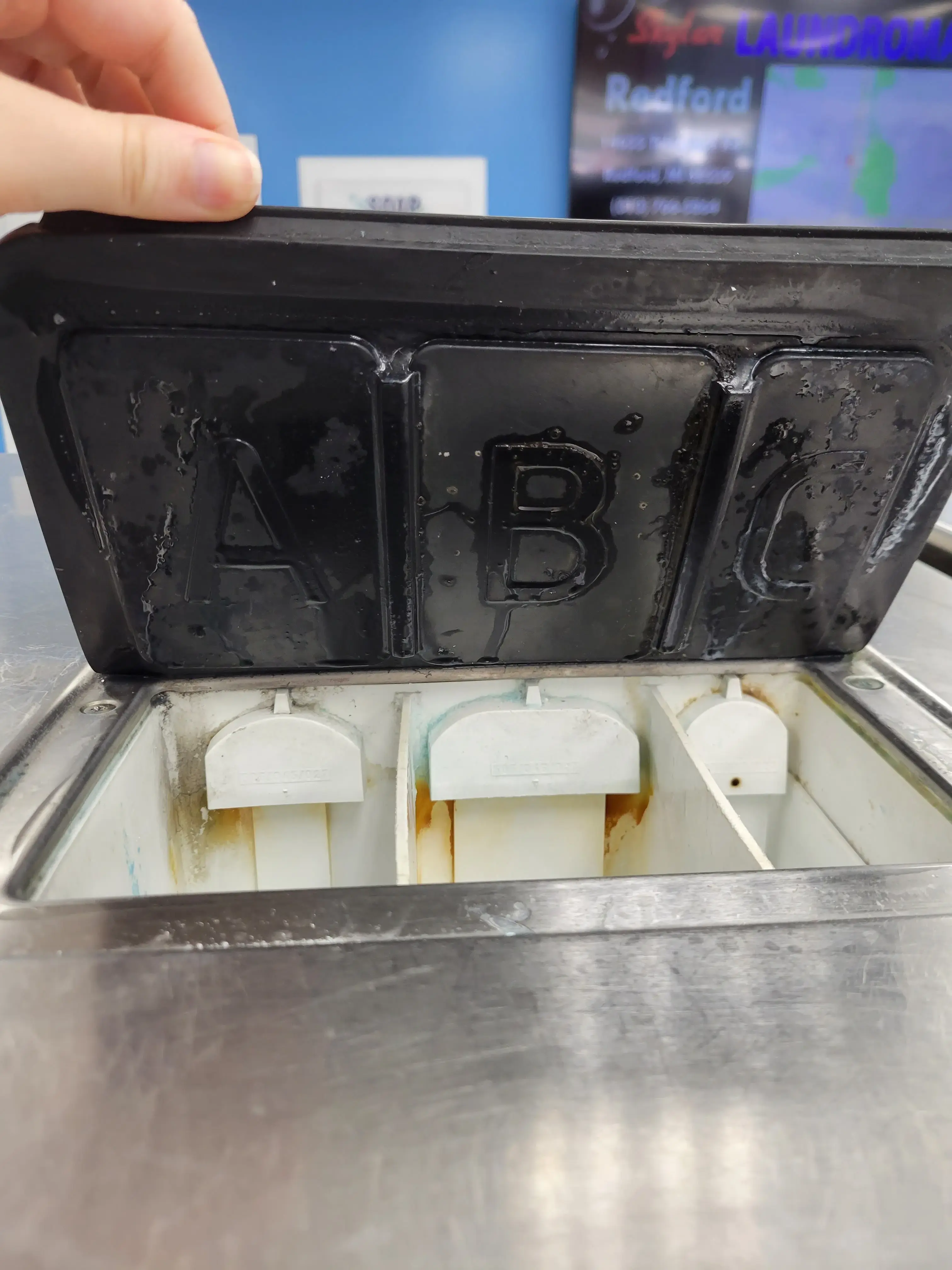 Skylar Laundromat of Livonia (5 mile) thumbnail 12