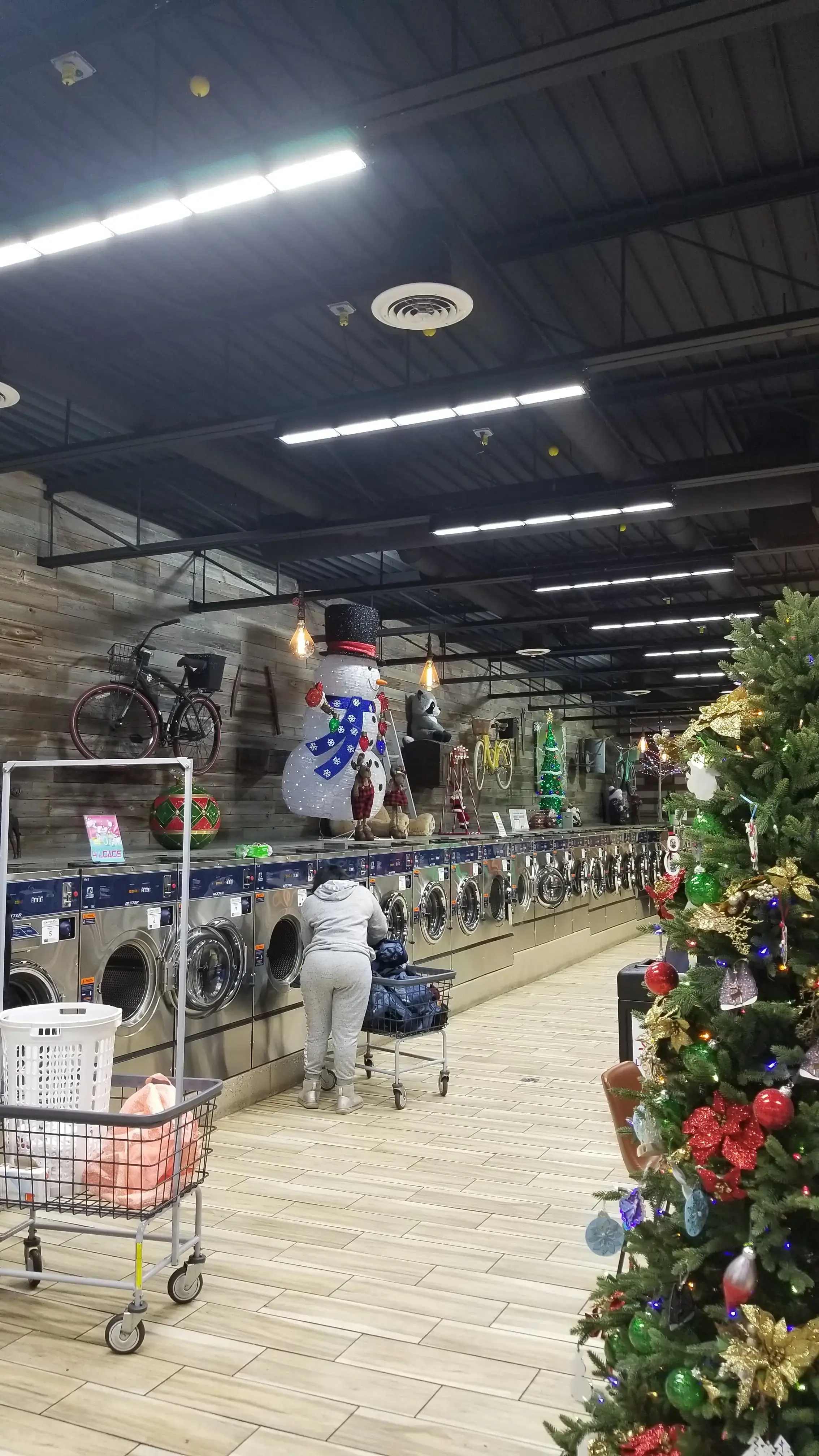 Skylar Laundromat of Oak Park - Image 20
