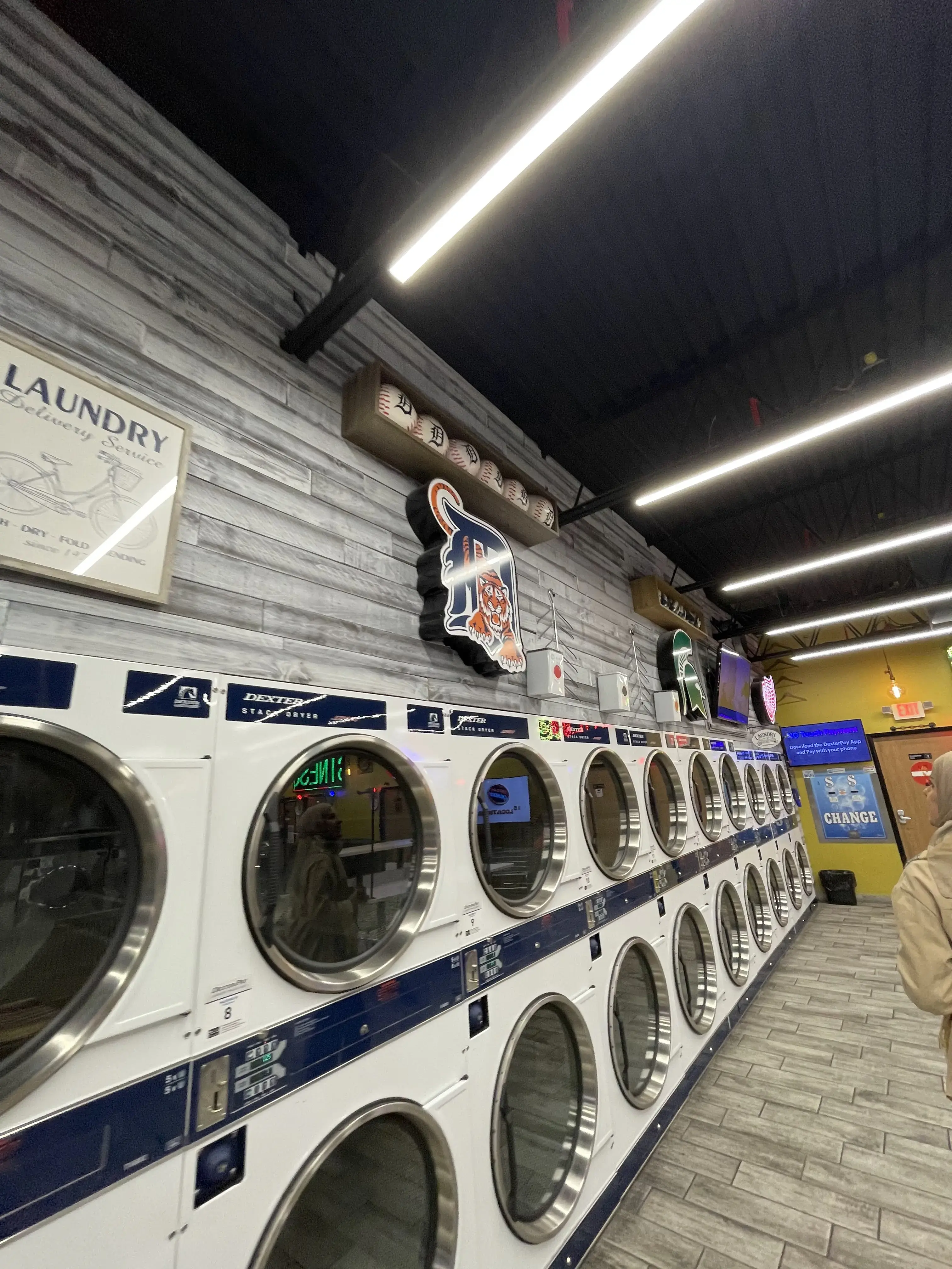 Skylar Laundromat of Taylor thumbnail 5