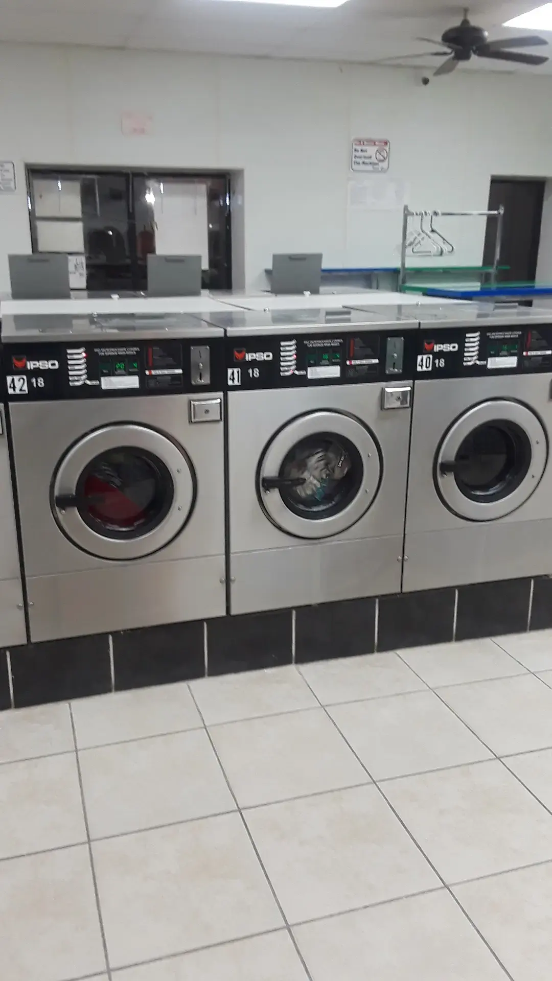 Smile Laundromat thumbnail 2