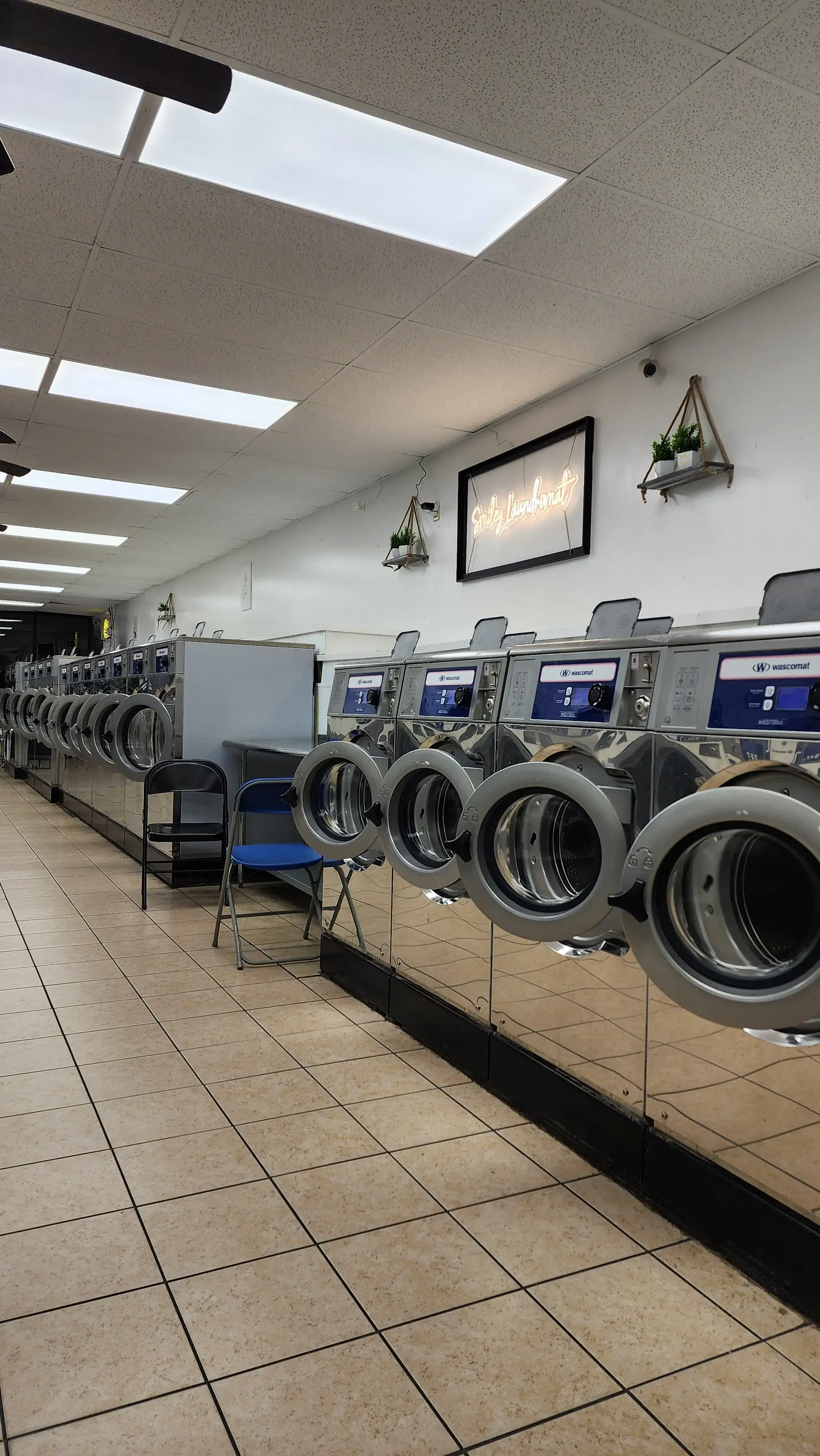 Smiley Laundromat - Image 1