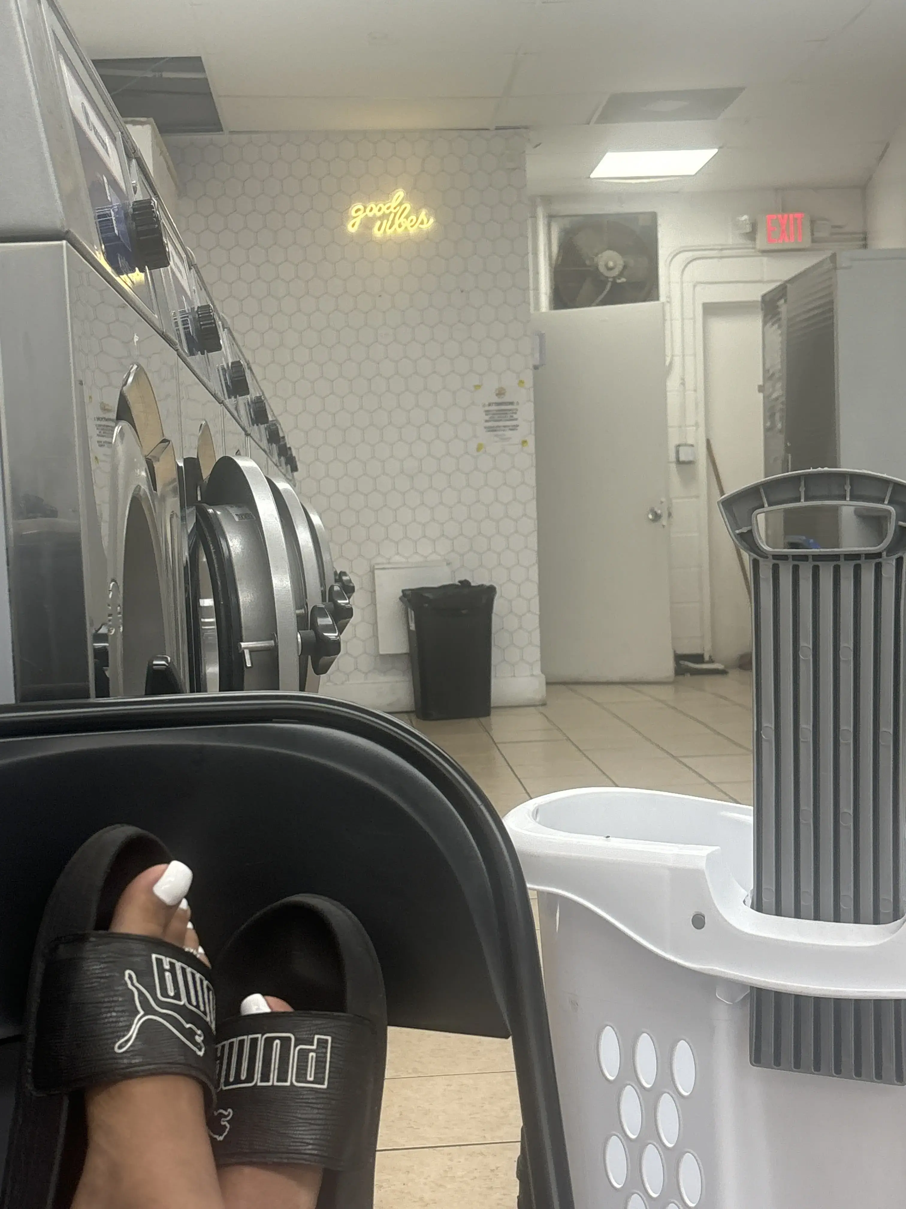 Smiley Laundromat - Image 16