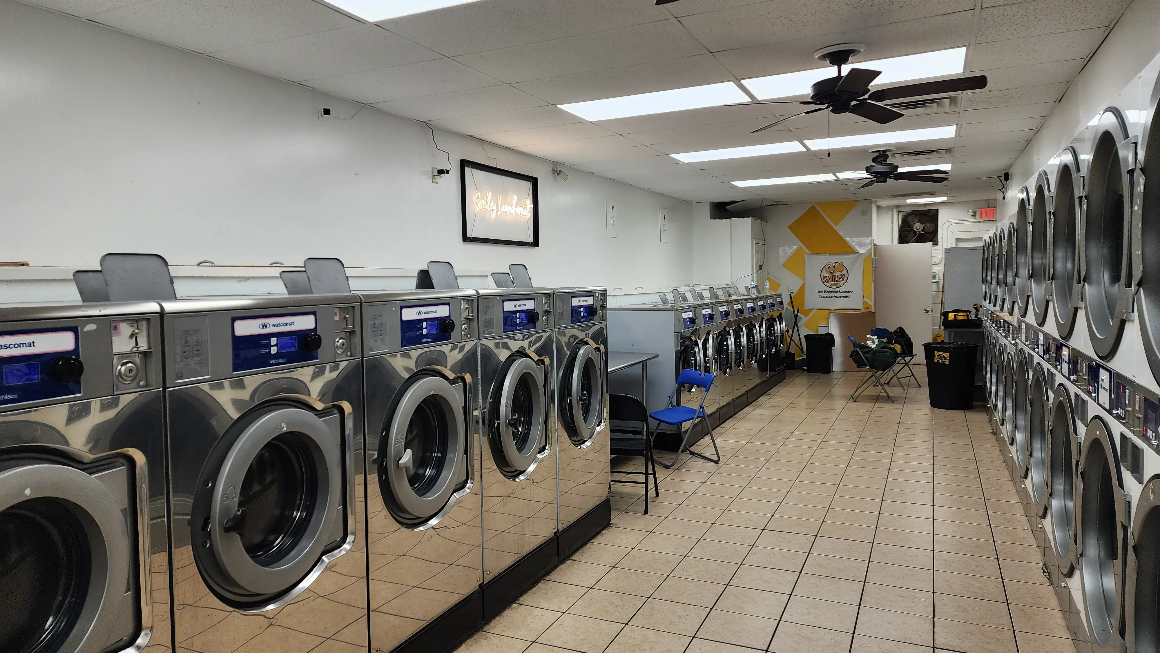 Smiley Laundromat thumbnail 3