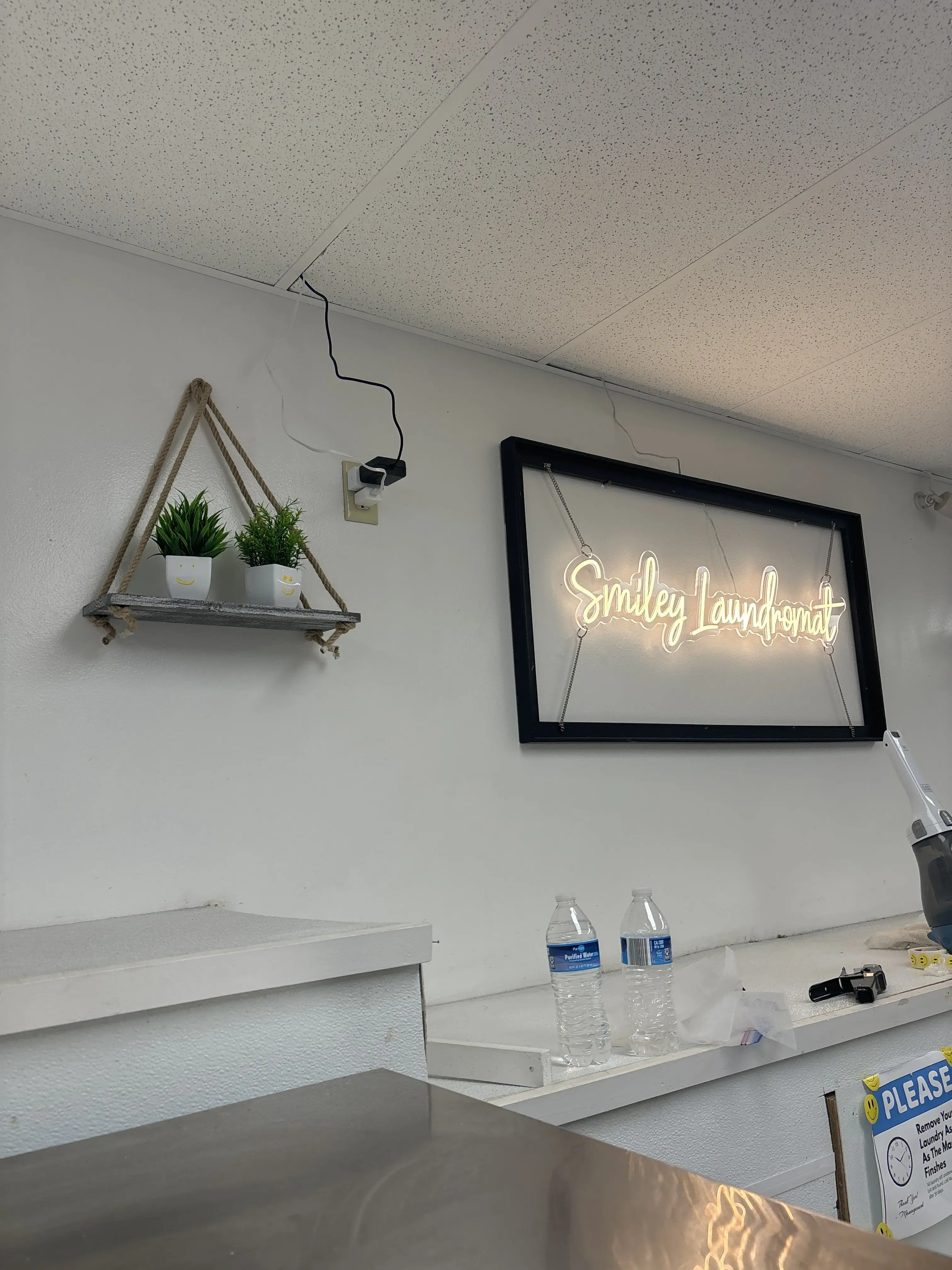 Smiley Laundromat - Image 15