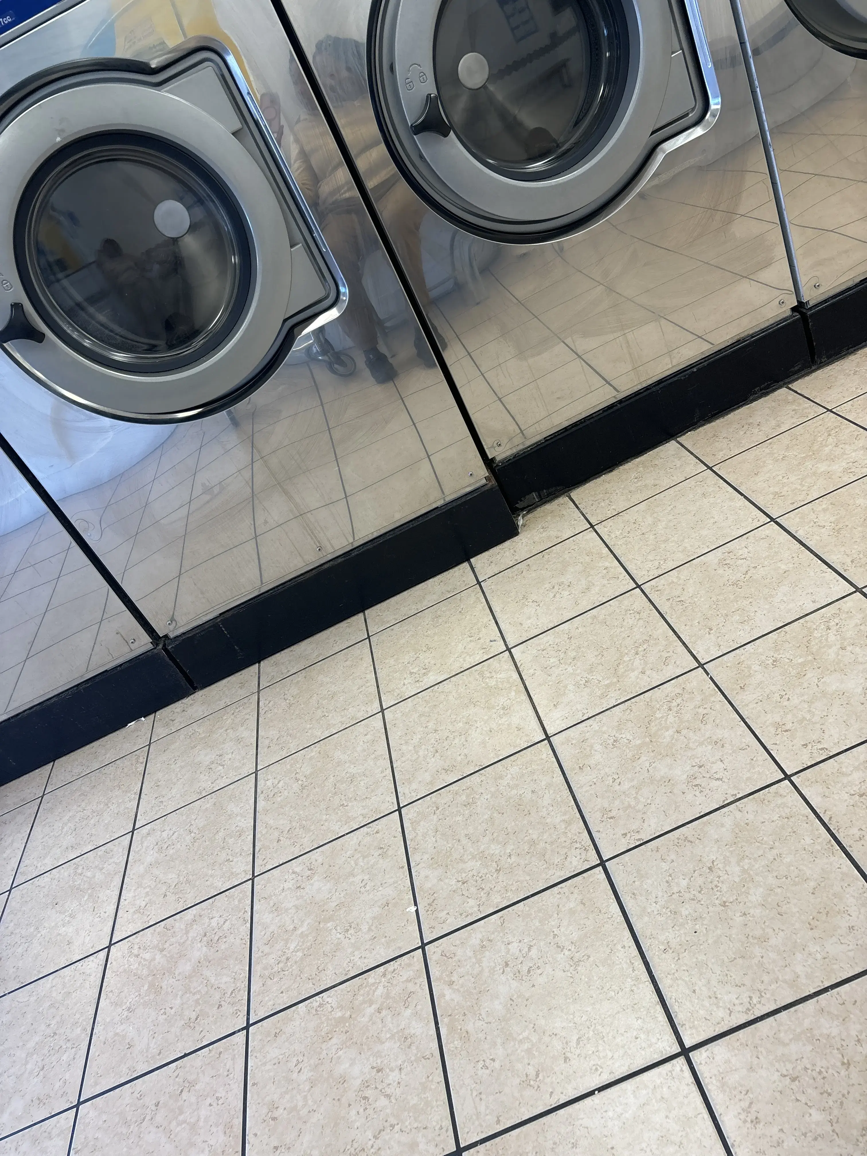 Smiley Laundromat - Image 14