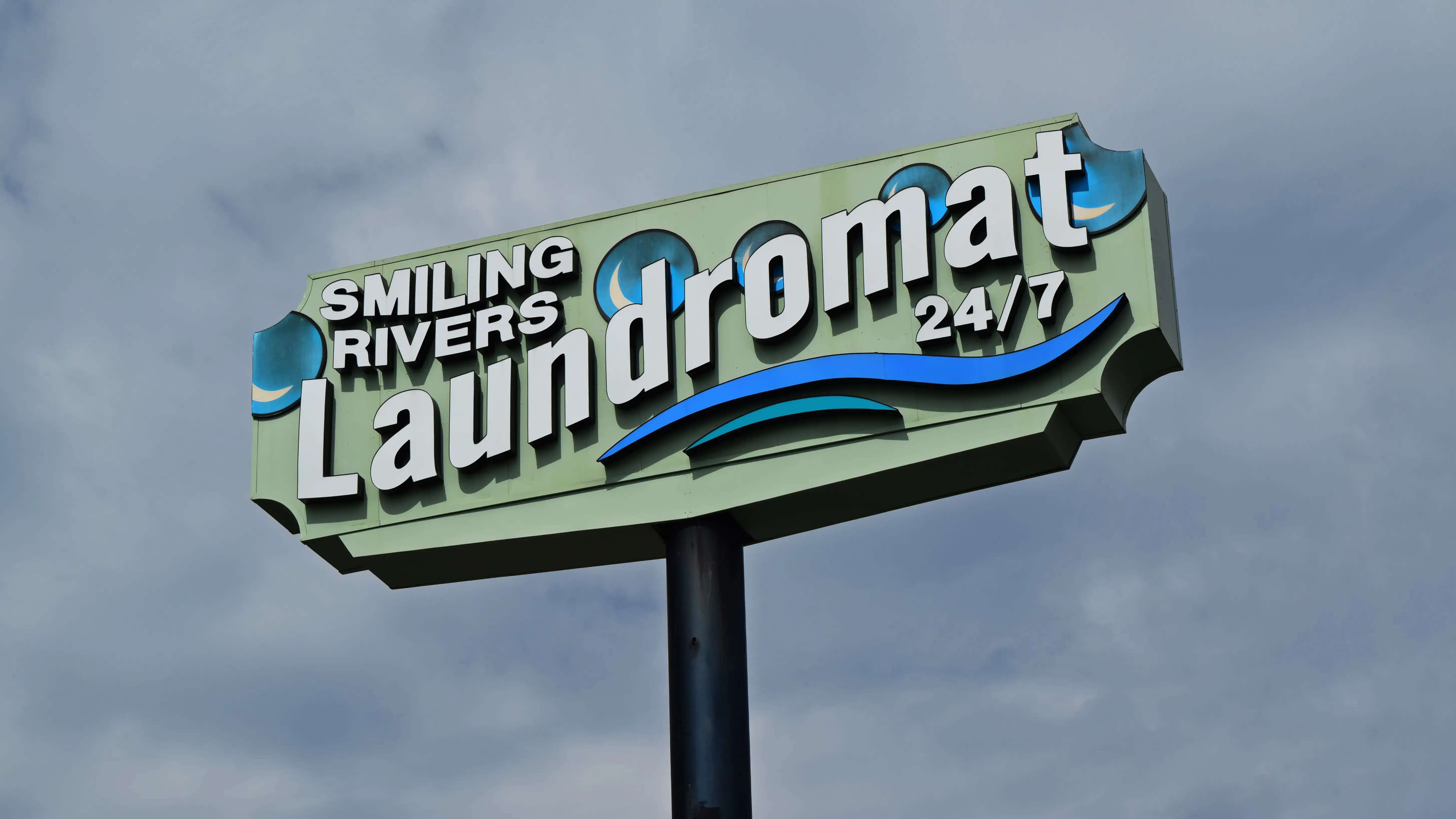 Smiling Rivers Laundromat thumbnail 5
