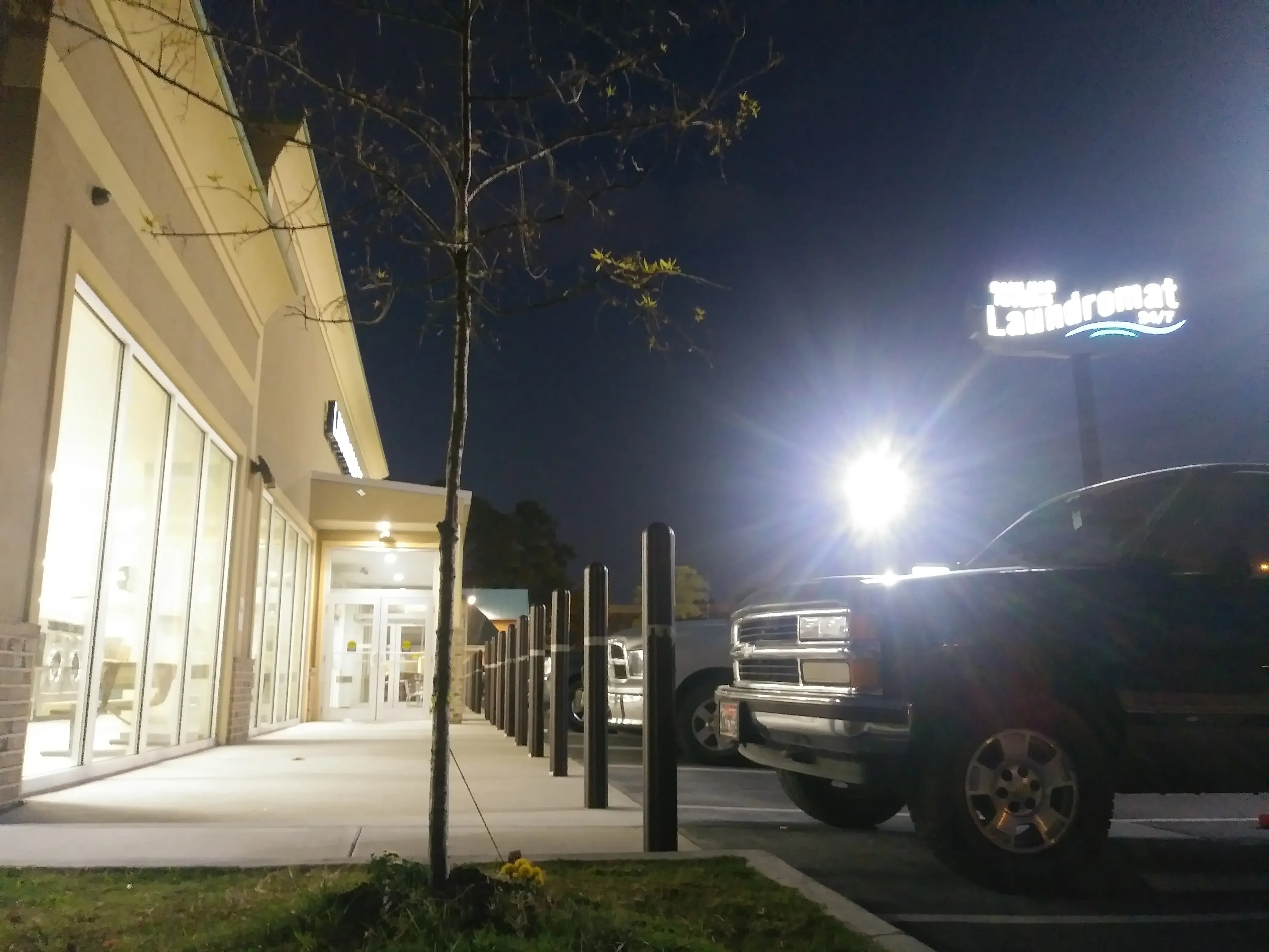 Smiling Rivers Laundromat thumbnail 15