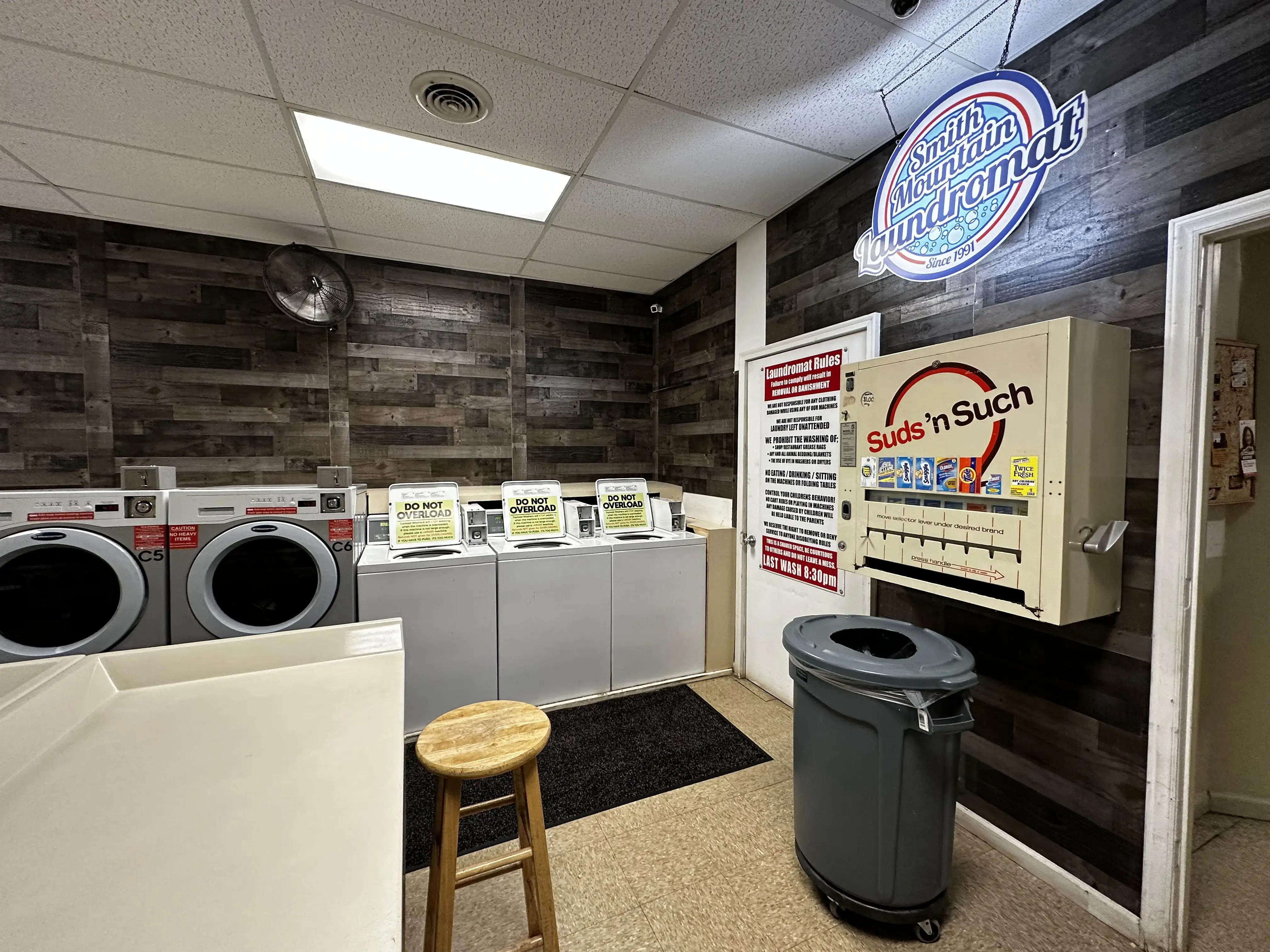 Smith Mountain Laundromat thumbnail 9