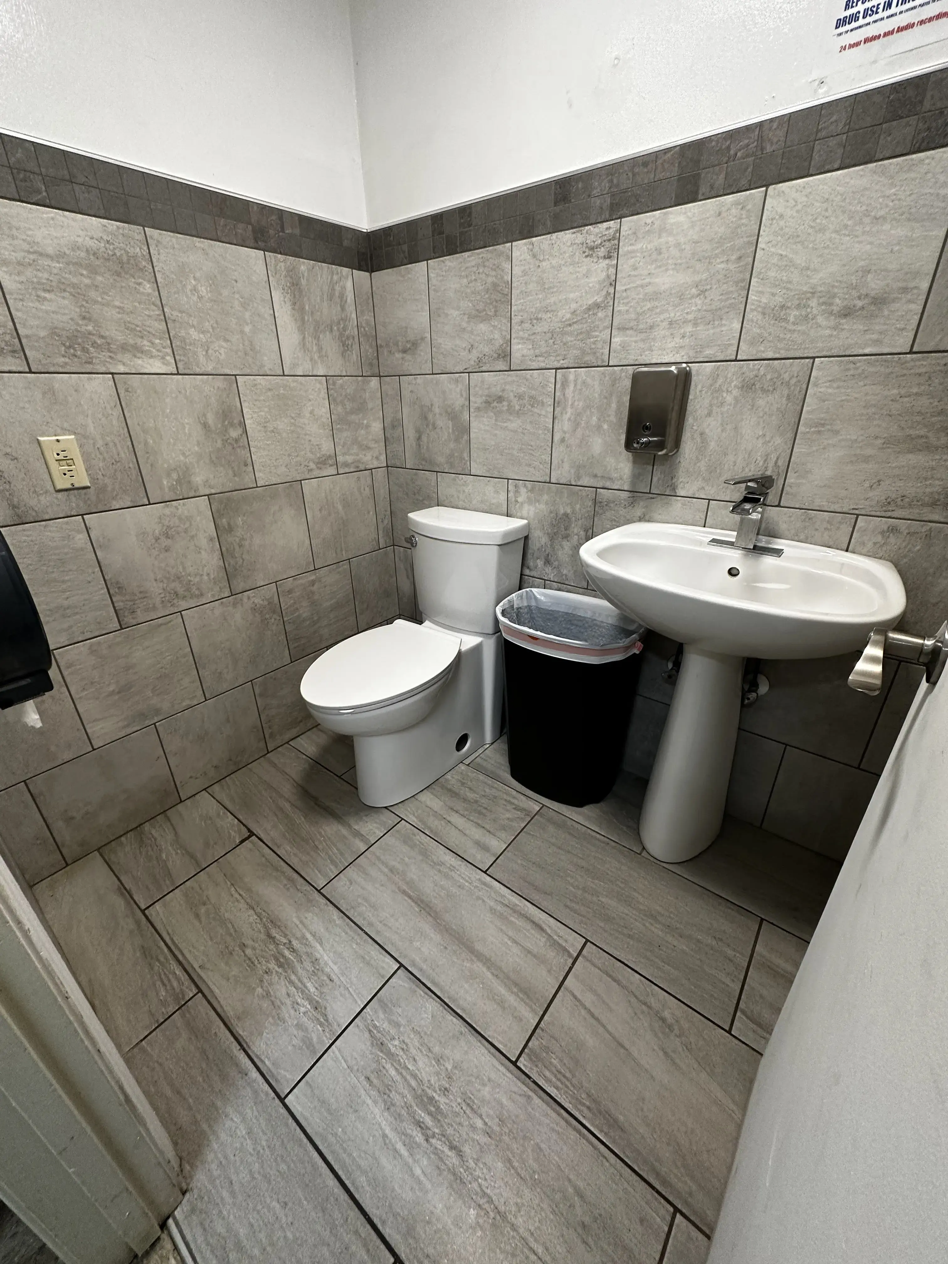 Smith Mountain Laundromat - Image 6