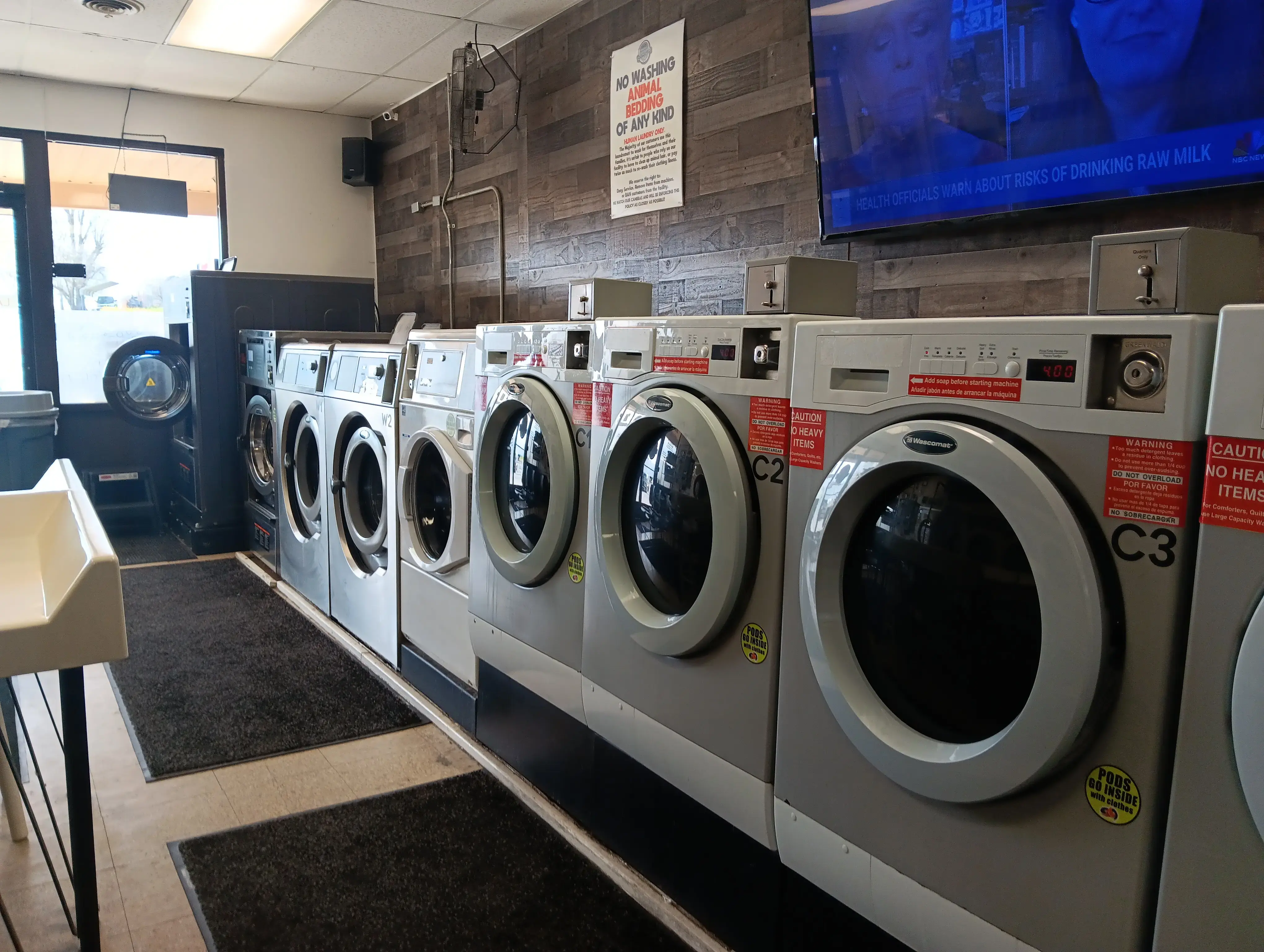 Smith Mountain Laundromat - Image 12