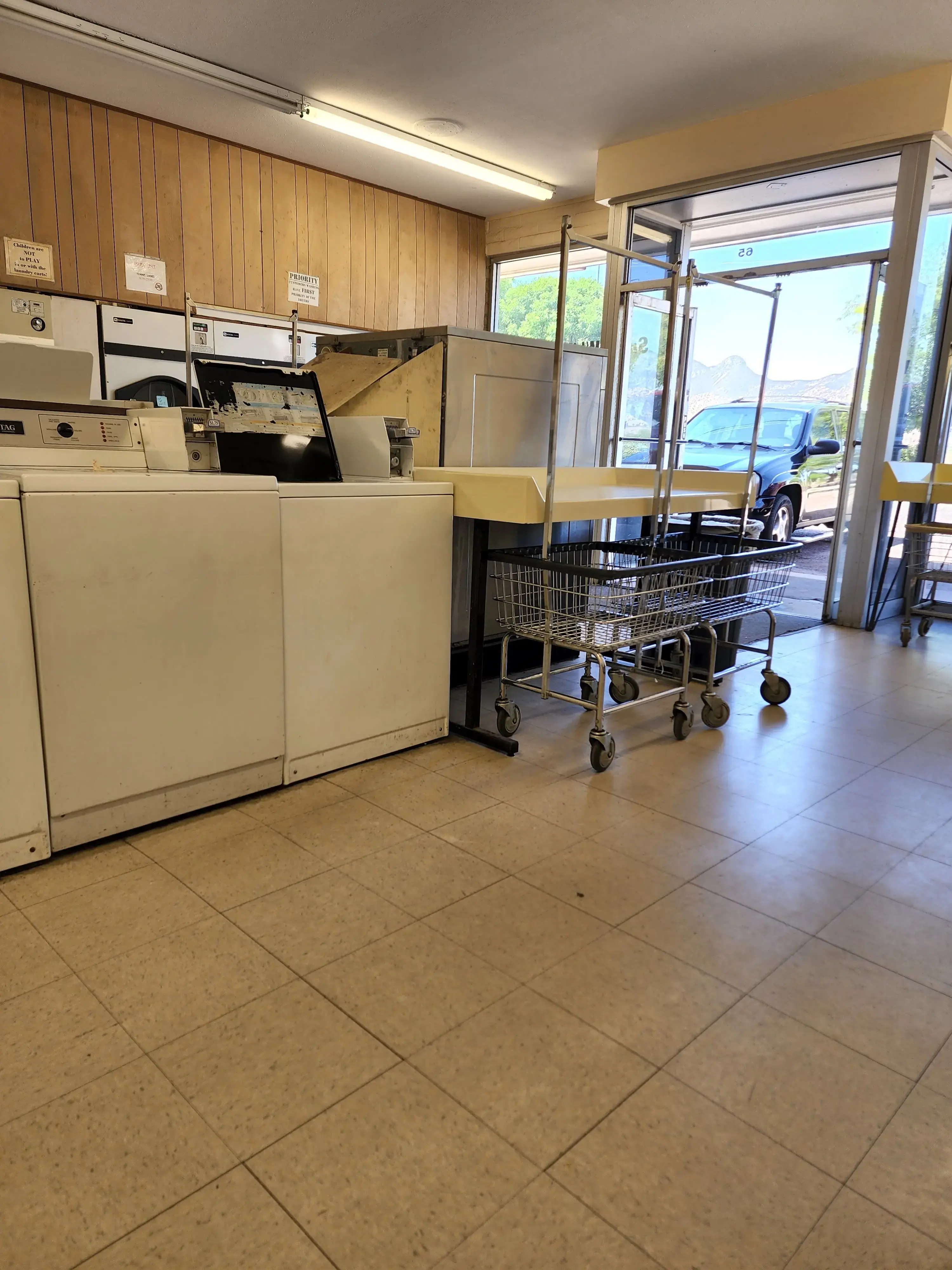 Snow White Launderette thumbnail 4