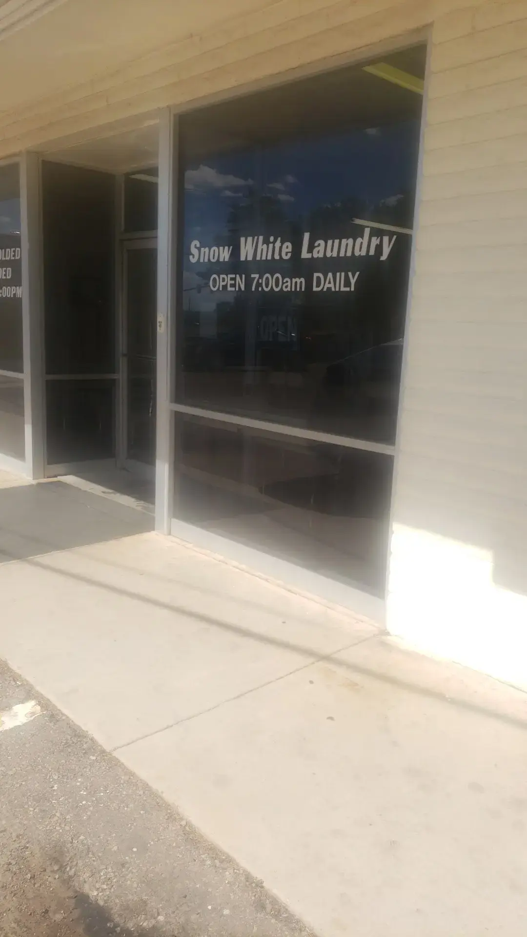 Snow White Launderette - Image 14