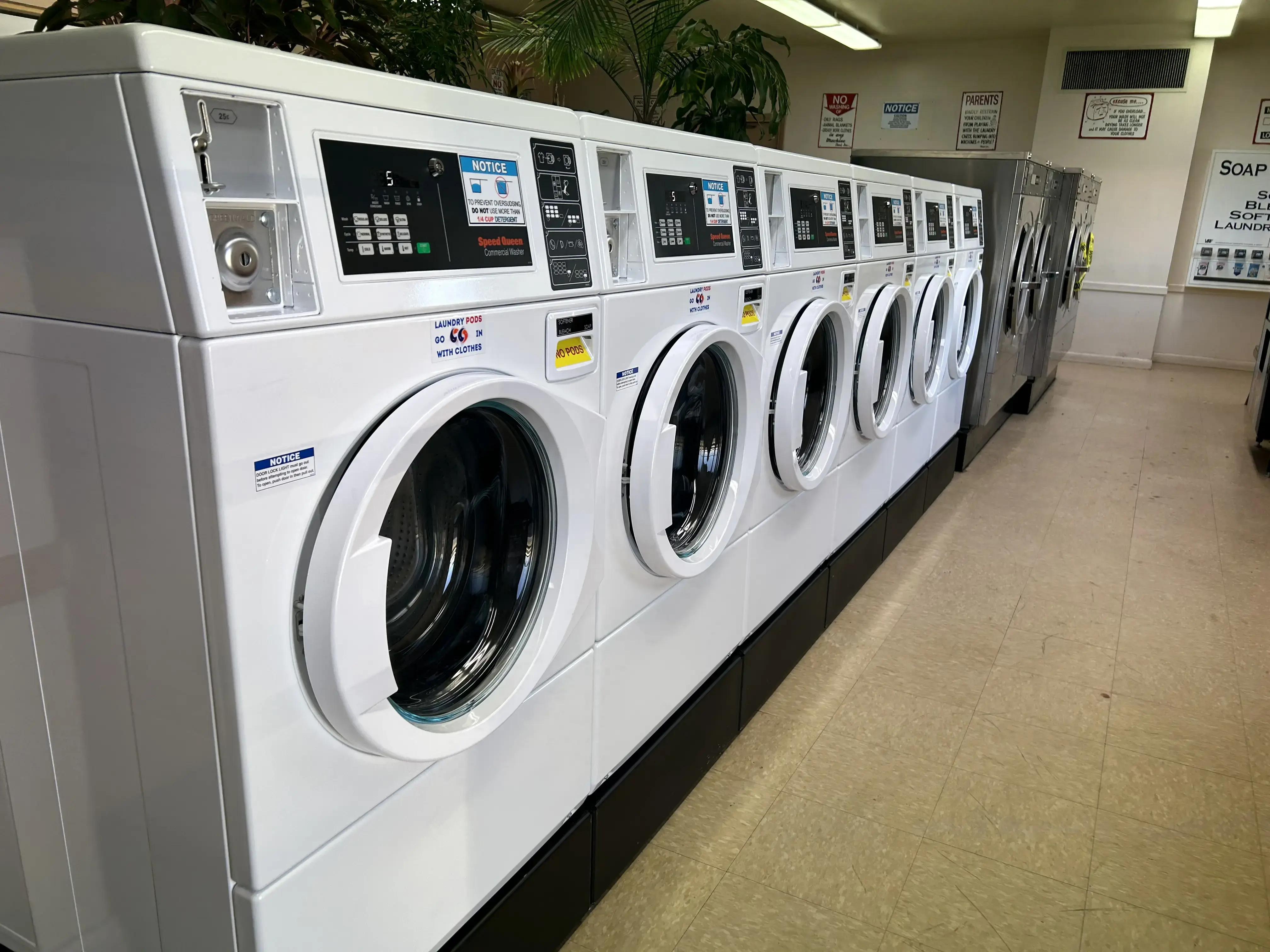 Snow White Laundromat thumbnail 12