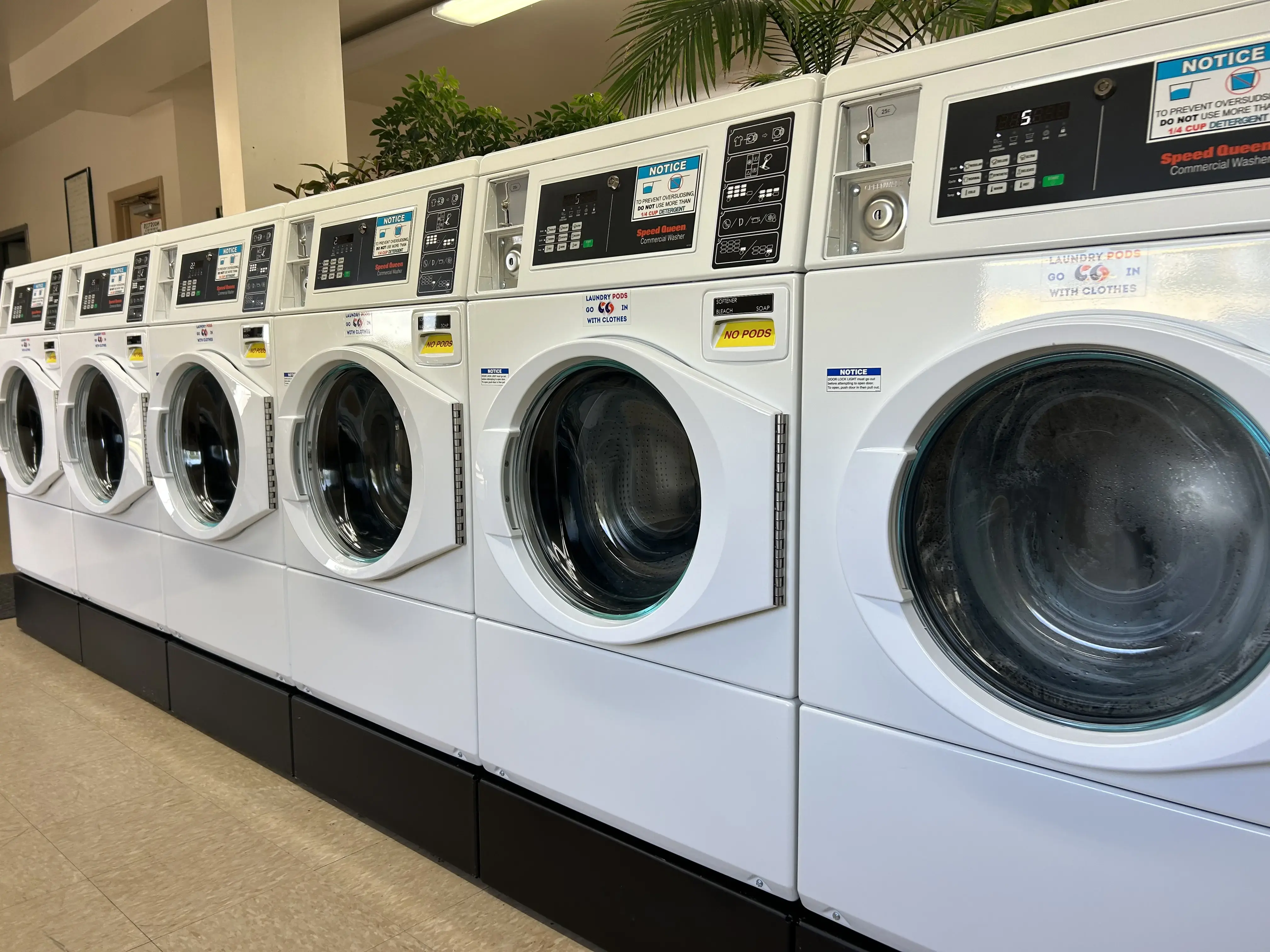 Snow White Laundromat thumbnail 14