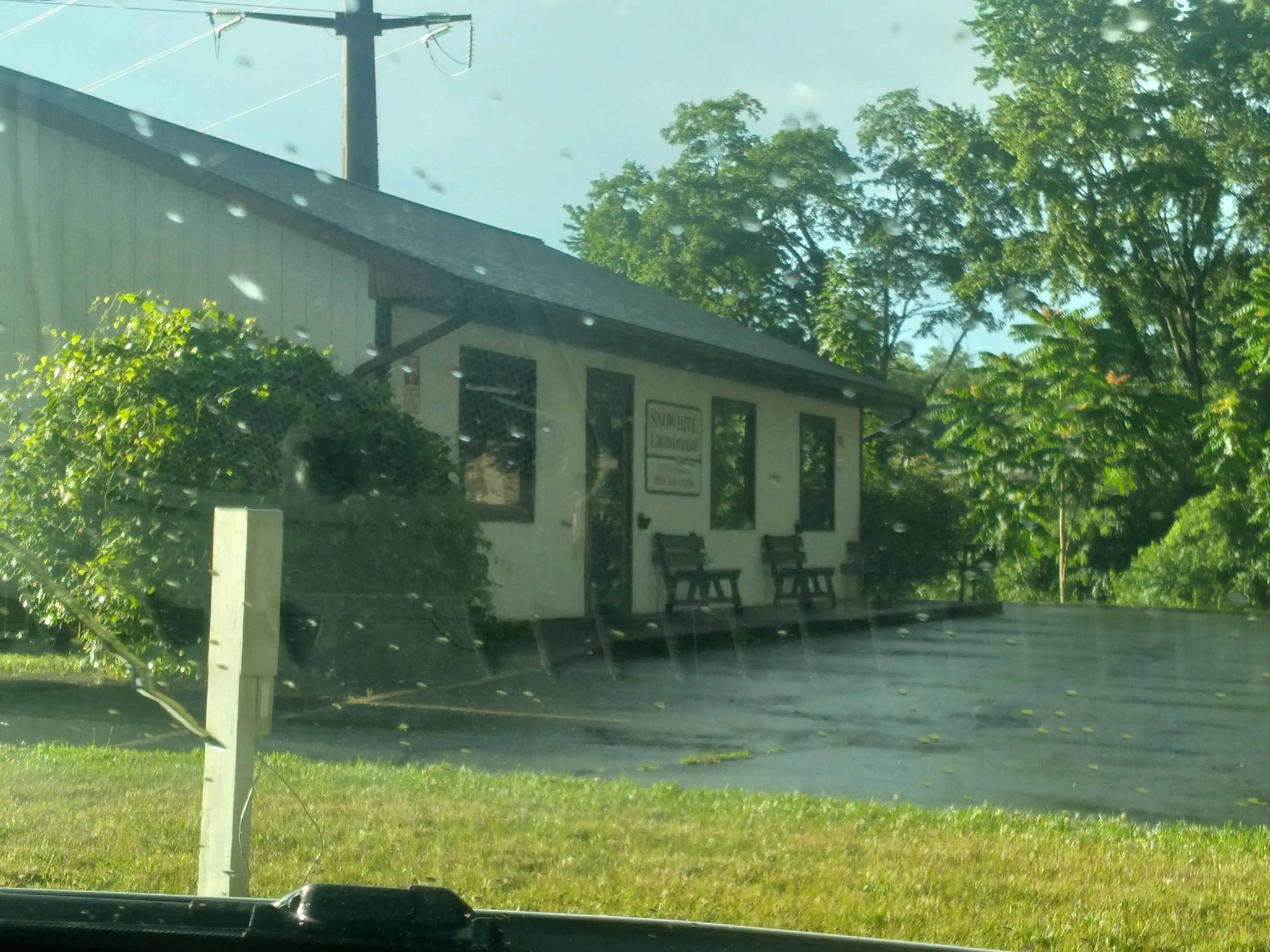 Snow White Laundromat - Image 6